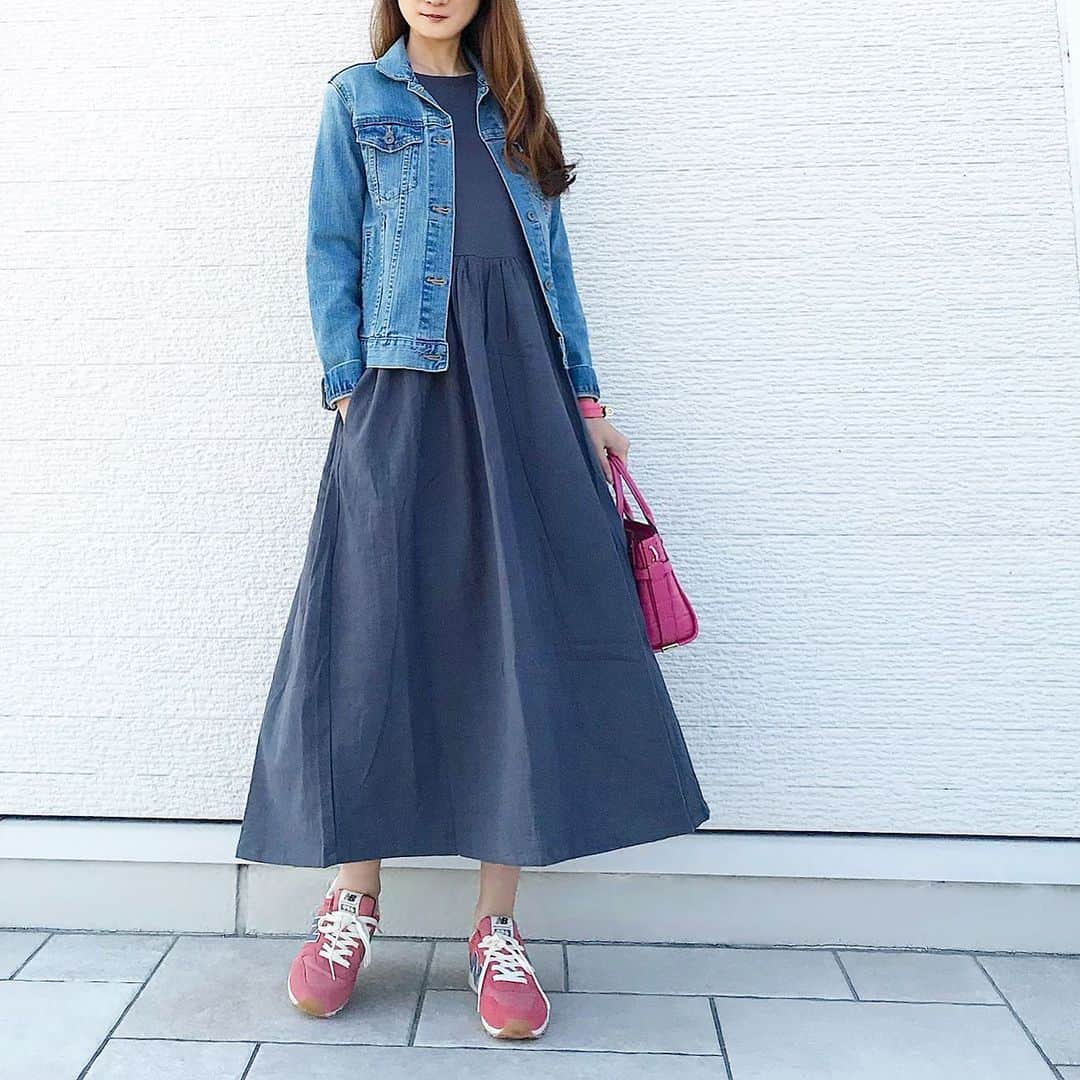 のインスタグラム：「コーデ ＊ ＊ 今日は1週間振りの買い出しへ！  @ailla__official のAラインワンピース とても楽ちんなワンピなのでお家🏠で着るにもピッタリ✨ そのまま買い出しコーデにも👏 GWは皆さん我慢！今年はお家で過ごしましょう。 ＊ ＊ ワンピース @ailla__official  デニムジャケット#uniqlo @uniqlo  バッグ#coach @coach  スニーカー#newbalance @newbalance ・ ＊ ＊ ＊  #大人コーデ#大人ファッション #プチプラコーデ #プチプラファッション  #きれいめコーデ  #シンプルコーデ #ワンピース #ワンピースコーデ  #お家コーデ #家で過ごそう #fashionista #fashiongram #instafashion #coodinat」