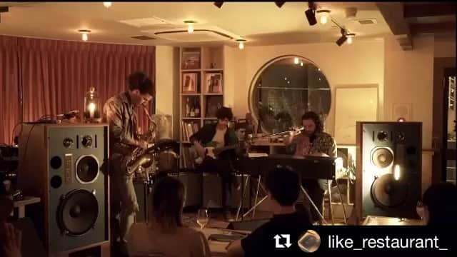 ALLEGEのインスタグラム：「Nick Hakim with Isaiah Barr  @en_hakim @onyxcollective1  Presented by  @allege_official @like_restaurant_  #Repost @like_restaurant_ with @get_repost ・・・ 2019年5月に多国籍料理レストランのLIKEで行われた ブルックリンを拠点に活動するNICK HAKIMによる ライブ映像をLIKEのYOUTUBEチャンネルで公開しております。 ブルックリンの10人強のメンバーから成るジャズバンド、 ONYX COLLECTIVEのSAX奏者ISAIAH BARRも 参加した一夜限りのスペシャルなライブ。 是非チェックしてみてください！ プロフィールからリンク飛べます。  https://youtu.be/tO1f6Iyc51M  Nick Hakim with Isaiah Barr  @ Restaurant LIKE  May 30th 2019  Tokyo, JAPAN  Nick Hakim (Vocal)@en_hakim Isaiah Barr (Sax) @onyxcollective1 Joe Harrison (Bass) @Joe.harryson Vishal Nayak (Drums) @vishalnayakmusic  Filmed by @ryojikamiyama  Special Thanks BLISS  Presented by  @allege_official @like_restaurant_  #nickhakim #onyxcollective #allege #like」