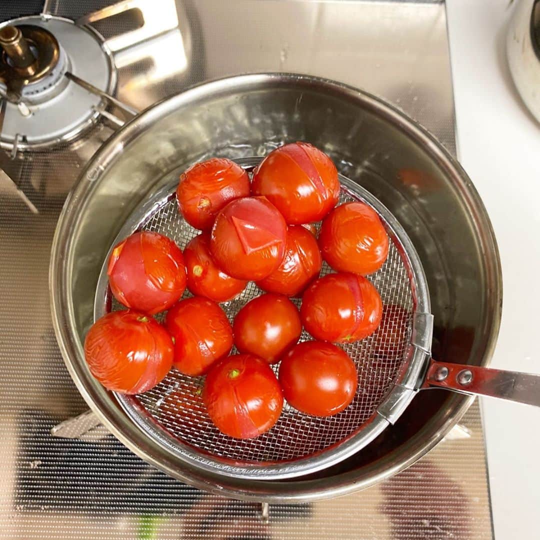 馬場裕之さんのインスタグラム写真 - (馬場裕之Instagram)「ミニトマトの浅漬け🍅 材料 ミニトマト20個 白だし（うどんだしで10倍濃縮タイプ）大さじ1 ポリ袋1枚 ①鍋にお湯を沸かす。もう一つ別の鍋に水を入れておく。（ボウルとかでも大丈夫ですよ） ②ポリ袋に白だし大さじ1入れておく。（入れ過ぎ注意です、入れ過ぎたら水で少し希釈して下さい） ③トマトのヘタをとり沸騰したお湯にトマトを入れ10秒〜15秒で、すくい網などで引き上げポリ袋の中へ。お湯がはねるのでトマトを入れる時は、気をつけてください。 ④ポリ袋を水の入った鍋に沈め入れ空気を抜きつつ粗熱をとる。上から抑えれば勝手に空気は抜けます。 ⑤ポリ袋の中に水が入らないようにしながらポリ袋をねじり口を縛る。 ⑥ポリ袋についた水分を拭き取り冷蔵庫で冷やせば完成です。 そのまま食べても美味しいですが、オリーブオイル、黒胡椒、パセリ、コリアンダー等をかけたりしても美味しいですよ。 白だしと同量のお酢をプラスで入れても良いですよ。 ちなみに皮が気になる場合は、茹であげて水に入れて皮をとってからポリ袋で漬けてくださいね。 #おうち時間  #おうちごはん  #吉本自宅劇場 #馬場ごはん」5月3日 8時28分 - hiro88