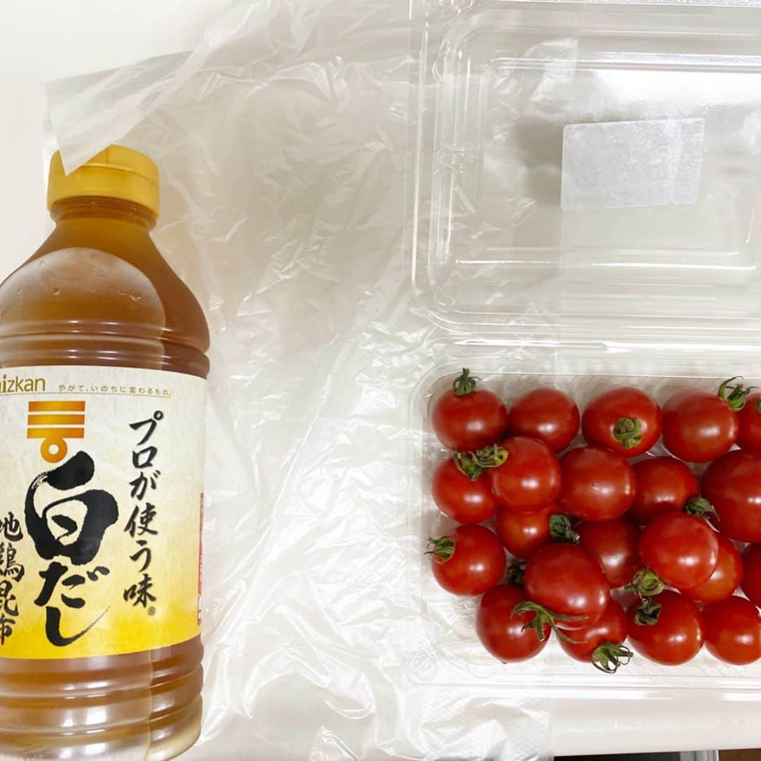 馬場裕之さんのインスタグラム写真 - (馬場裕之Instagram)「ミニトマトの浅漬け🍅 材料 ミニトマト20個 白だし（うどんだしで10倍濃縮タイプ）大さじ1 ポリ袋1枚 ①鍋にお湯を沸かす。もう一つ別の鍋に水を入れておく。（ボウルとかでも大丈夫ですよ） ②ポリ袋に白だし大さじ1入れておく。（入れ過ぎ注意です、入れ過ぎたら水で少し希釈して下さい） ③トマトのヘタをとり沸騰したお湯にトマトを入れ10秒〜15秒で、すくい網などで引き上げポリ袋の中へ。お湯がはねるのでトマトを入れる時は、気をつけてください。 ④ポリ袋を水の入った鍋に沈め入れ空気を抜きつつ粗熱をとる。上から抑えれば勝手に空気は抜けます。 ⑤ポリ袋の中に水が入らないようにしながらポリ袋をねじり口を縛る。 ⑥ポリ袋についた水分を拭き取り冷蔵庫で冷やせば完成です。 そのまま食べても美味しいですが、オリーブオイル、黒胡椒、パセリ、コリアンダー等をかけたりしても美味しいですよ。 白だしと同量のお酢をプラスで入れても良いですよ。 ちなみに皮が気になる場合は、茹であげて水に入れて皮をとってからポリ袋で漬けてくださいね。 #おうち時間  #おうちごはん  #吉本自宅劇場 #馬場ごはん」5月3日 8時28分 - hiro88