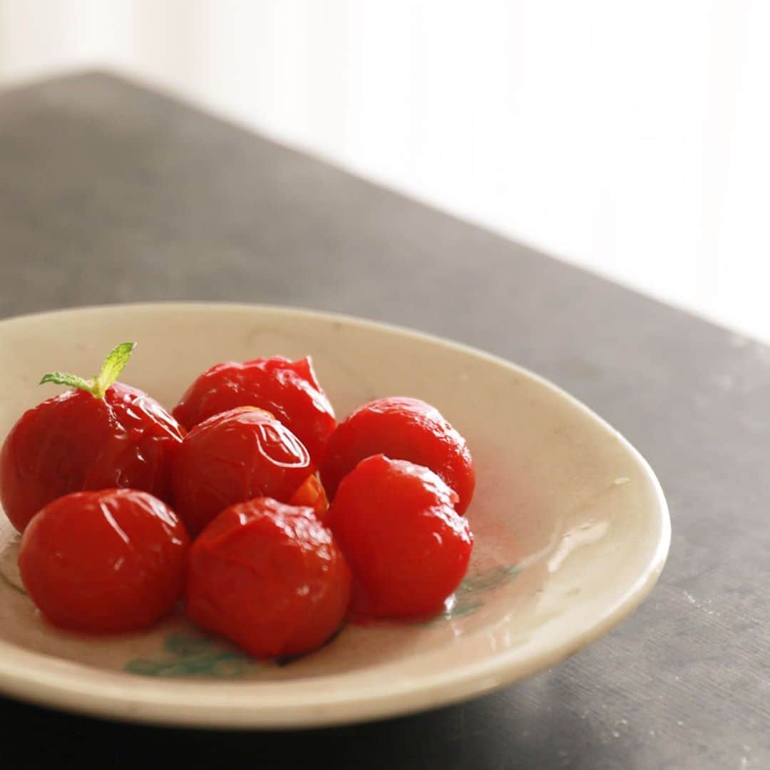 馬場裕之のインスタグラム：「ミニトマトの浅漬け🍅 材料 ミニトマト20個 白だし（うどんだしで10倍濃縮タイプ）大さじ1 ポリ袋1枚 ①鍋にお湯を沸かす。もう一つ別の鍋に水を入れておく。（ボウルとかでも大丈夫ですよ） ②ポリ袋に白だし大さじ1入れておく。（入れ過ぎ注意です、入れ過ぎたら水で少し希釈して下さい） ③トマトのヘタをとり沸騰したお湯にトマトを入れ10秒〜15秒で、すくい網などで引き上げポリ袋の中へ。お湯がはねるのでトマトを入れる時は、気をつけてください。 ④ポリ袋を水の入った鍋に沈め入れ空気を抜きつつ粗熱をとる。上から抑えれば勝手に空気は抜けます。 ⑤ポリ袋の中に水が入らないようにしながらポリ袋をねじり口を縛る。 ⑥ポリ袋についた水分を拭き取り冷蔵庫で冷やせば完成です。 そのまま食べても美味しいですが、オリーブオイル、黒胡椒、パセリ、コリアンダー等をかけたりしても美味しいですよ。 白だしと同量のお酢をプラスで入れても良いですよ。 ちなみに皮が気になる場合は、茹であげて水に入れて皮をとってからポリ袋で漬けてくださいね。 #おうち時間  #おうちごはん  #吉本自宅劇場 #馬場ごはん」