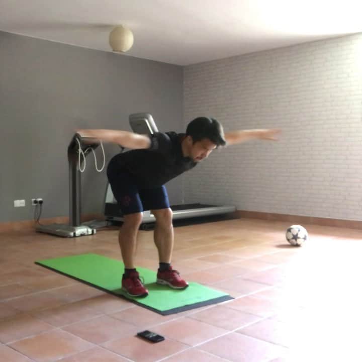 岡崎慎司のインスタグラム：「Training video day 39 背筋（ベントローイングの姿勢） 軽く膝を曲げた状態をキープし、そこから背筋を伸ばした状態で上半身を地面と平行になるまで前傾する。そのポジションをキープしながら、肘を伸ばした状態で両腕を大きな円を描くように同時に動かす。  体幹（走動作） 横向きで肘と足の外側で支え、腰を持ち上げる。このとき、頭から足まで一直線になるような姿勢を作る。この姿勢を保ちながら、上にある脚で、走る時の動きをする。脚を動かしても体幹がぶれないようにする。 #杉本メソッド コツコツ続ける為に僕自身が意識する事。 #出来るだけ一喜一憂しない。 #期待しない。 #近い目標を常に立てる。(練習や試合で何をするかのテーマ) #家族や近い人と向き合う #失敗を出来るだけポジティブに捉える。 #成功を疑う。」
