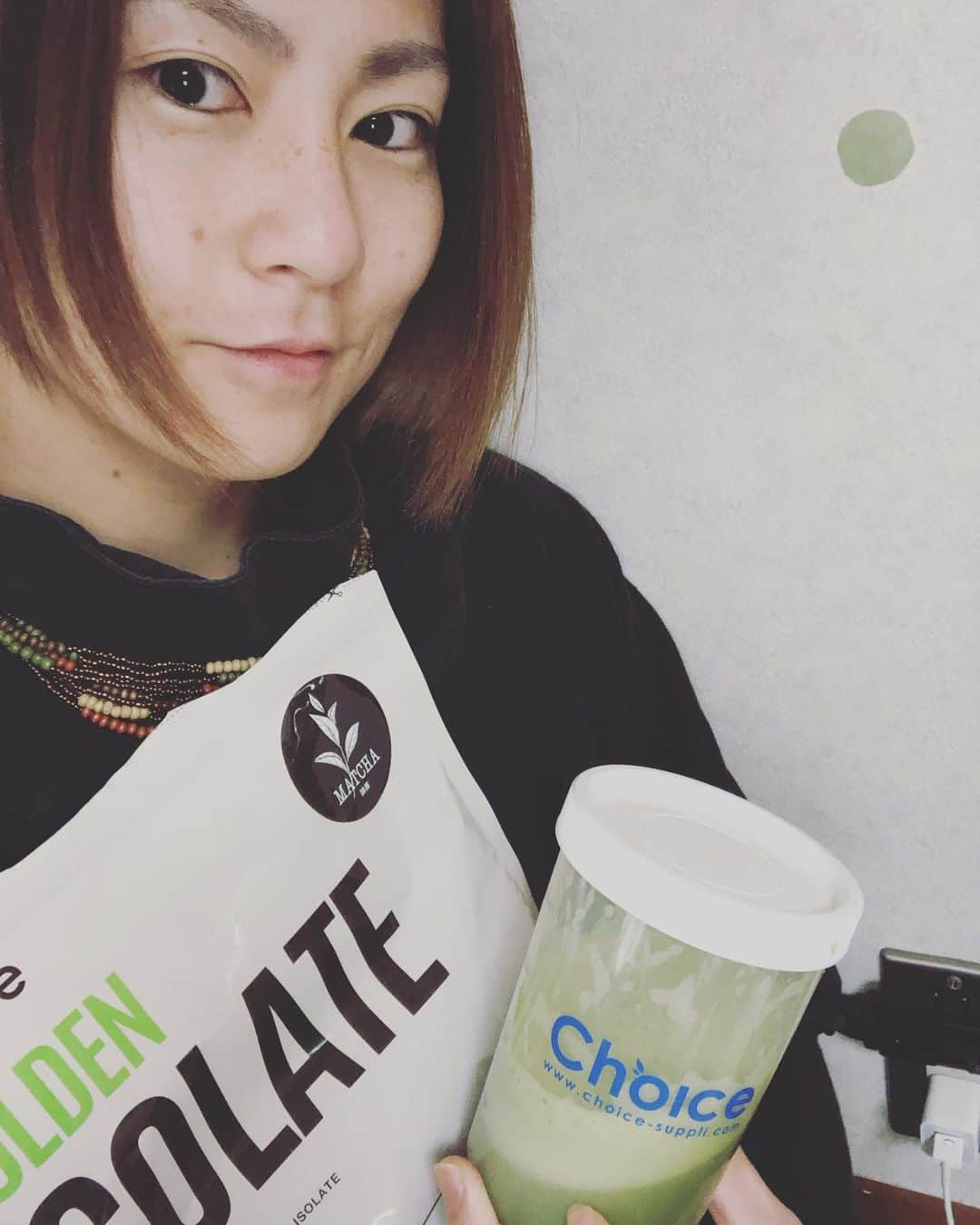 石岡沙織さんのインスタグラム写真 - (石岡沙織Instagram)「@choice.protein  おはようございます😃 顔が寝起きです🥱 大人も子どもも、ながーいおやすみで、生活リズムが崩れますね😭 . そんな中でも、少しでもいつもの生活に近づけるべく、起きる時間や勉強等、頑張っています❗️ . 今日もモーニングプロテインで、#自宅トレ　頑張ります😆🙌 #ゴールデンホエイ　#チョイスサプリ　#チョイスプロテイン　#アイソレートプロテイン  #有機抹茶」5月3日 8時48分 - saori_ishioka_mma