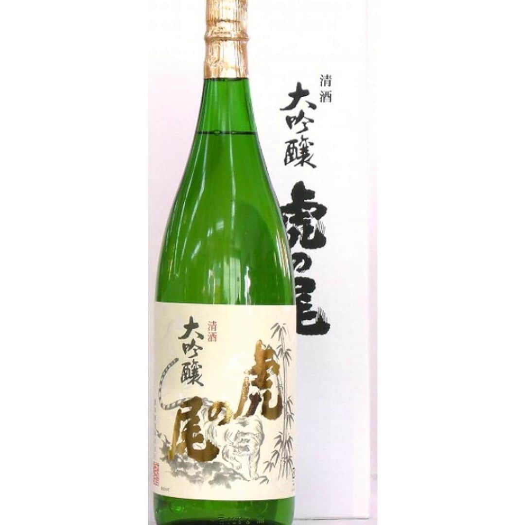 近藤淳子さんのインスタグラム写真 - (近藤淳子Instagram)「5月1日、JSAジャパンサケアソシエーションでは、東京、秋田、広島から日本酒のペアリングリレー🍶がスタートしました。  この危機を生き抜き、素晴らしい文化を守りたい。そのためにも心からコロナの終息を願っています。  そんな思いを込め、理事の方々から日本酒のペアリングリレーをサケ・エキスパートの皆様へと回していきたいと思います。理事長・酒ジャーナリストの葉石 かおり (Kaori Haishi)さんからバトンを受け取りました。  私のおすすめは ●故郷・愛媛県宇和島市1793年創業西本酒造 「虎の尾　純米大吟醸」×「じゃこ天　おろしポン酢」  宇和島に残る最後の蔵、西本酒造の西本勝さんは、愛媛県最高齢杜氏の89歳。じゃこ天とは、白身魚（ハランボ＝ホタルジャコ）を丸ごとすりつぶしたものを油で揚げた郷土食です。  虎の尾の甘栗のようなふくよかな味わいが、地魚の骨も内臓も白身も詰まった凝縮感のある旨味を、まろやかに包み込みます。虎の尾の長く続く余韻を、おろしポン酢がサッパリとしめてくれるので、もう一杯、さらにもう一杯と杯が進みますよ。  帰省できた際には、「虎の尾　純米大吟醸」×「じゃこてん　おろしポン酢」を思う存分、堪能したいです。宇和島へお越しの際には、ぜひ飲んで食べてみてください。  それでは、シンガーソングライター、琴奏者の中しま りんさんにバトンをお繋ぎします✨  #サケエキスパート #日本酒リレー #サケペアリング #JSA #日本酒  #日本酒好きな人と繋がりたい  #日本酒で乾杯  #宇和島  #西本酒造  #虎の尾  #じゃこ天 #sake」5月3日 8時59分 - kondo_junko_