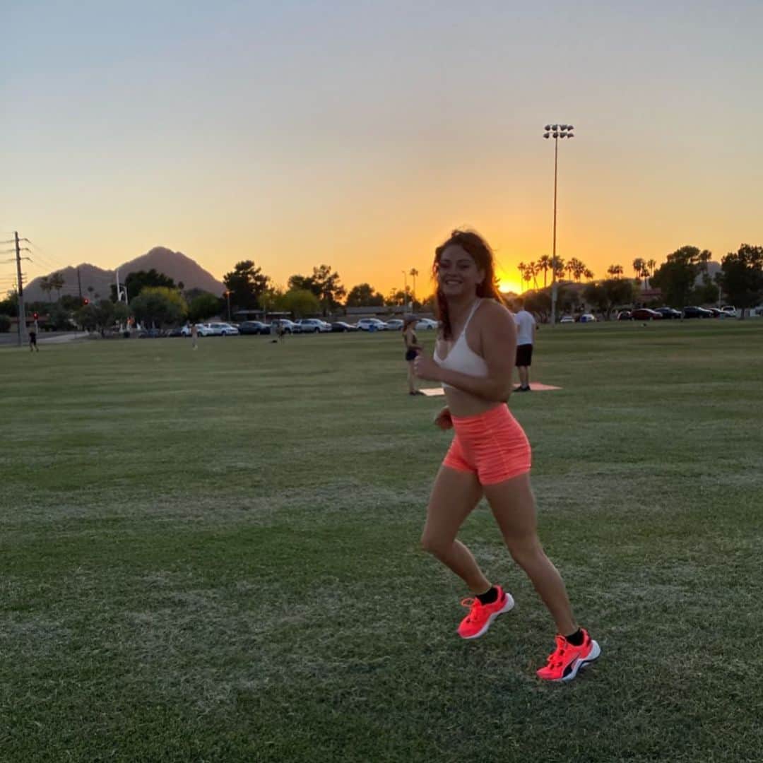 エラ・ネルソンのインスタグラム：「Really appreciating the little things, like getting outside for a sprint session and Arizona’s sky always doing THAT 🥵🌅」