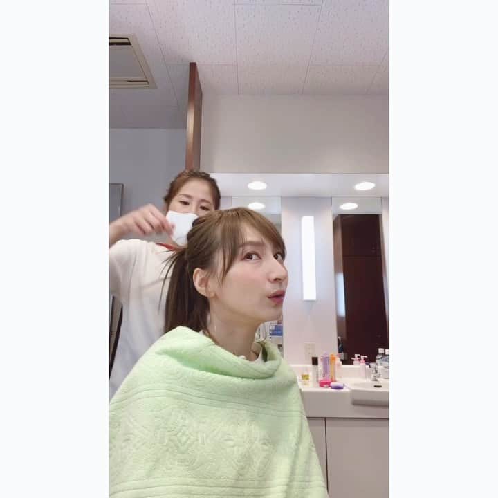 のインスタグラム：「. . おはようございます🌼 . ポニーテールにした時の髪の引き出し方をきえさんに教えてもらったよ♡ @hairmake_kie  @kiipuuu . . ☑︎結んだ髪の、毛束を少なめにとって引っ張る . 参考にしてみてください💕 私もやってみよう🙌🏻✨ . . #ポニーテール #ヘアアレンジ #ワンポイントアドバイス #きえさんいつもありがとうございます♡ #ヘアメイク中に動画撮ってみました」
