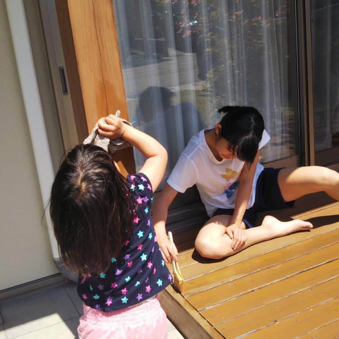 ヤマヒロさんのインスタグラム写真 - (ヤマヒロInstagram)「姫路市・H様邸のおうちじかん。  家族みんなで、  木柵とウッドデッキのメンテナンス。  三人姉妹大活躍❗️ 三女のMちゃん(3歳)もお手伝い、  大きくなっててびっくりです。  頑張ったお陰で、  綺麗になりました❗️ @yamahiro_harima  #yamahiro_harima #ヤマヒロ #兵庫県 #姫路市 #加古川市 #高砂市 #明石市  #工務店 #注文住宅 #住宅 #木の家 #自然素材 #オーガニックハウス #漆喰 #セルロースファイバー #外観デザイン #OMソーラー #OMX  #暮らし #マイホーム #マイホーム計画 #おうちじかんを楽しむ」5月3日 9時31分 - yamahiro_harima