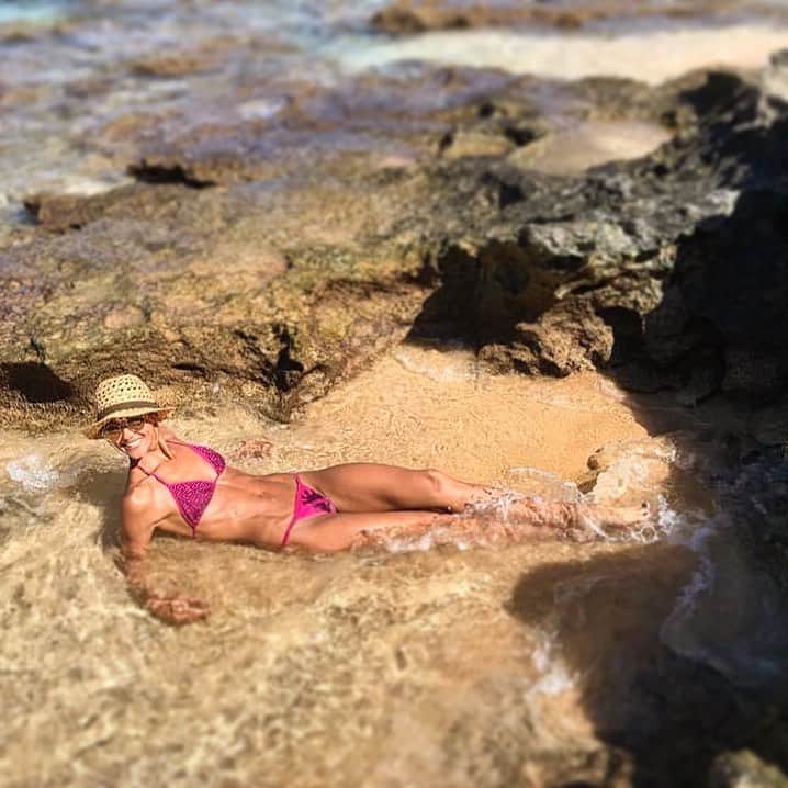 シャーニ・ヴィンソンのインスタグラム：「3 years ago today 👙 #HawaiiLife #mermaid #cove #sunbathing #ocean #sun #surf #sand #sea #rockpools #happyplace #sunshine #waterbaby #beachvibes #beachbody #beachbabe #baskinginthesun #seashore #hawaii #timeflies #takemeback 🏝🌊🐳☀️」