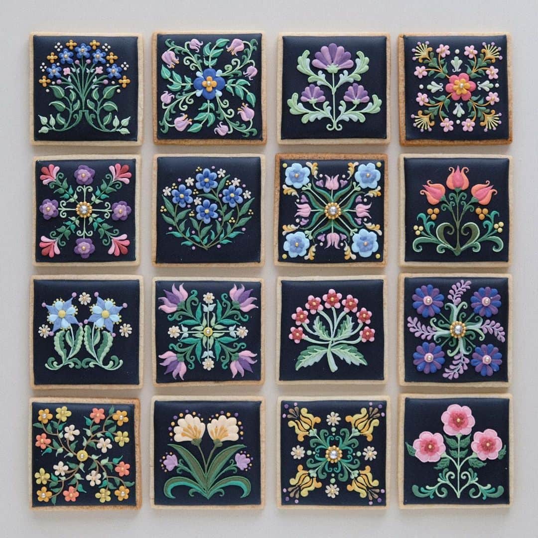 KUNIKAのインスタグラム：「Flower tile cookies collection❃﻿ I'll be making a decoration cookie on my instagram live from 21:00 Japan time!﻿ ﻿ 皆さま、おうち時間のGWいかがお過ごしですか？﻿ 今夜も21時〜1時間か2時間ゆるっとアイシングしながら、インスタライブやります🧜‍♀️﻿ ずっと見てなくて良いので、たまに進み具合を覗きに来てくれたら嬉しいです💫﻿ ﻿ ﻿ ﻿ #artofkunika #sugarcookies #decoratedcookies #cookieart #decoratedsugarcookies #royalicing #royalicingcookies #cookiedecorating #customcookies #cookiesofinstagram #cookiedesign #cookieartist #instacookie #azulejos #azulejo #azulejoportugues #tiledesign #tileart #tiles #アイシングクッキー」