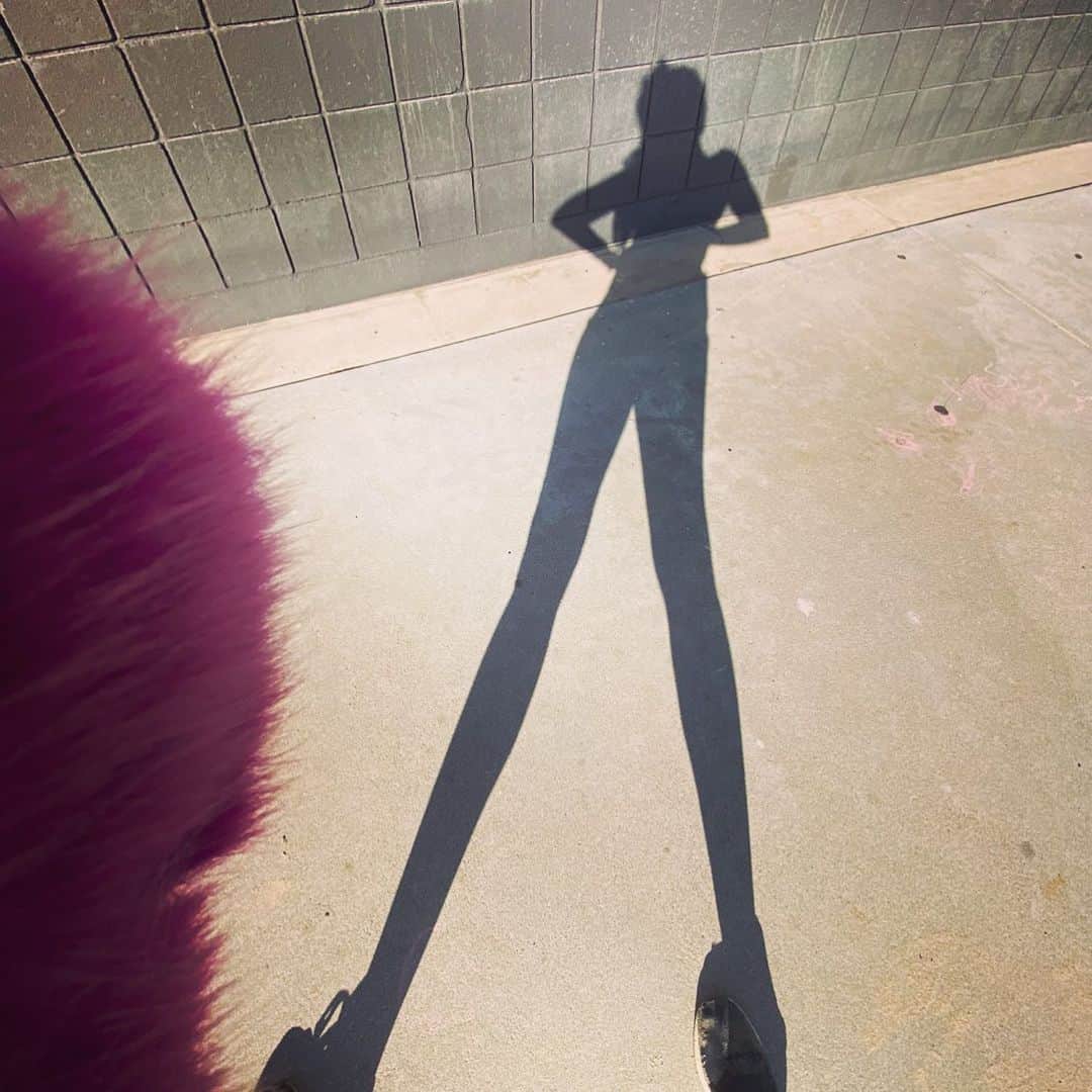 ジェニファー・ハドソンのインスタグラム：「Don’t u wish your legs was as long as mine ! I can make huge leaps with one stride !」