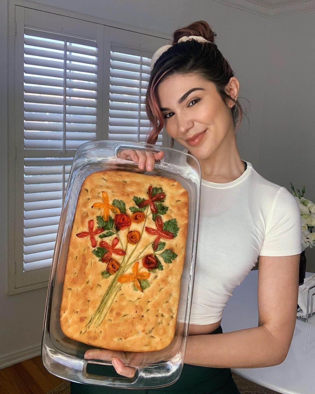 キャシー・ケリーのインスタグラム：「i’ll see your banana bread and raise you a sourdough focaccia bouquet 🍞💐 this is what happens when you have too much thyme on your hands」