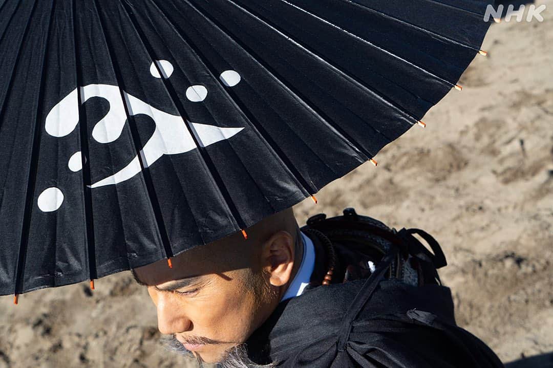 NHK 大河ドラマ「麒麟がくる」のインスタグラム：「みなさんおはようございます！日曜日がやってきました。  今日はロケで本木さんが一休みされている際の一コマ☺️﻿ ﻿ ﻿ 本木さんが持っているのは、道三ゆかりの岐阜産の美濃和紙を使用した和傘です。﻿ ﻿ 長良川周辺では和傘の材料となる良質な竹が豊富で、水運によって美濃和紙が手に入ることで日本最大の和傘生産地になったようです。﻿ 現在も国産和傘の7割近くが生産されているとか！﻿ ﻿ ﻿ 今夜は第16回「大きな国」が放送です。﻿ 道三と高政、そしてそのふたりを取り囲む人たちの運命がどう動いていくのか。﻿ ぜひご覧ください！﻿ ﻿ ﻿ #本木雅弘　#斎藤道三　#麒麟がくる」