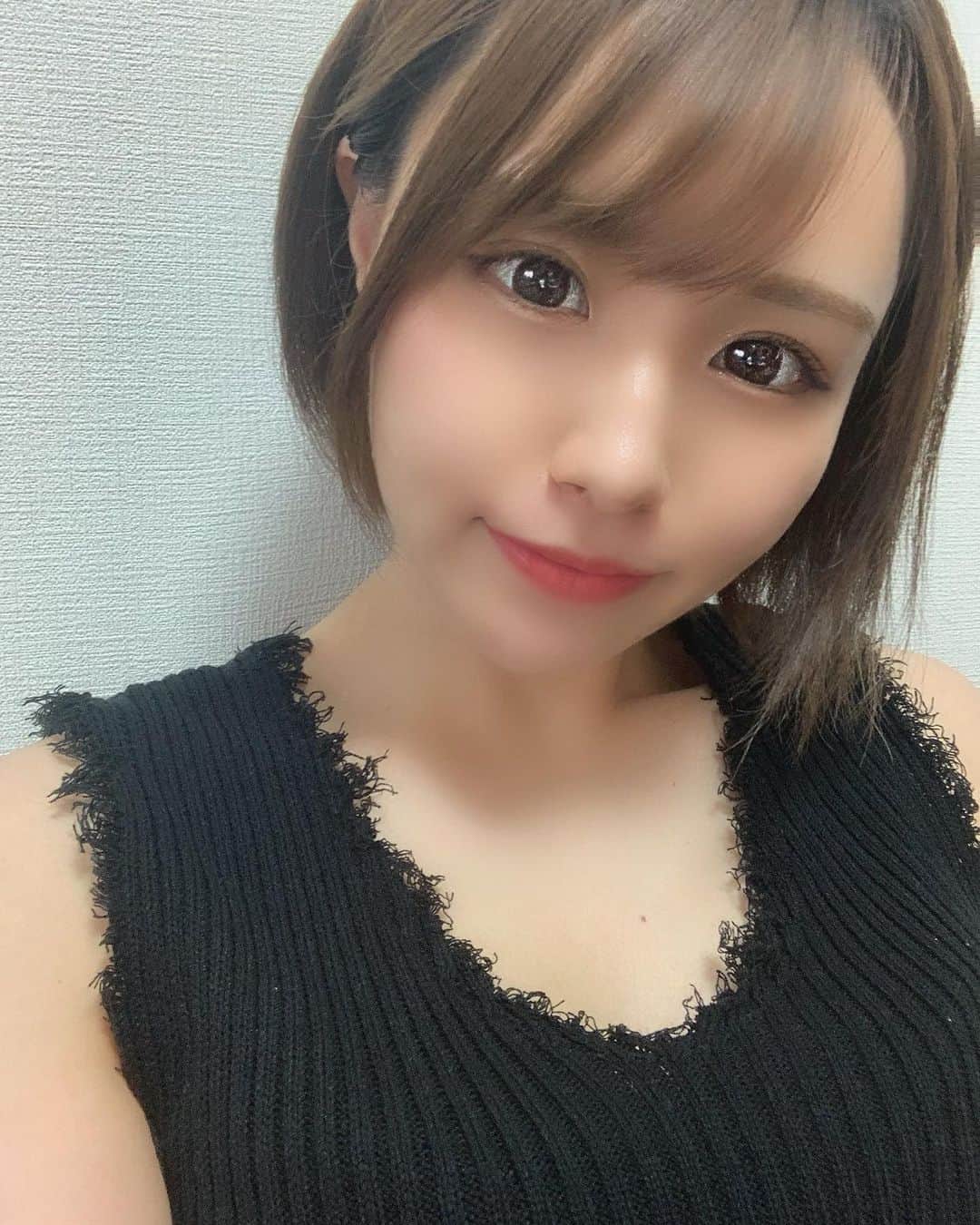 のインスタグラム：「↩︎ . 前の投稿と格好の差！！ 昨日いきなり暑かったね😩 衣替えしないと〜 . . . イチナナ復活して壁ガチ参戦しています！ 皆様、応援きてねー😋❤️ . . . #春通り越して夏だね #イチナナライバー#壁参戦中 #応援よろしくね #17liver#likeme#followme#ビジョビ」