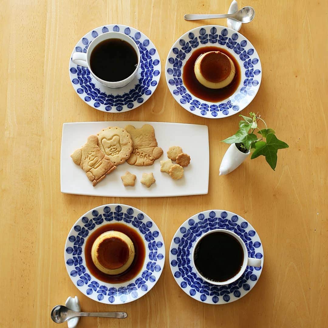 く～のインスタグラム：「家で過ごすGW そしていきなり夏日！ 窓を開けると風が気持ちいい。  家で料理やらお菓子やら作ったり、ご近所の飲食店のテイクアウトを楽しんだりしています。  プリンおばさんもシーズン3となりました。そして、スパンクの型抜きを出してクッキーも作りました🍮🍪美味しいねぇ。 おはようスパンクを知ってる人は私と同年代ですね。  ご近所テイクアウトもかなり充実してきたのでまた利用しようかと思います。投稿は後程。 #おうち時間 #おうち喫茶 #おうちカフェ #プリン #プリンおばさん #カスタードプリン #おはようスパンク  #白山陶器 #クッキー #coffee #coffeetime #cookie #pudding #sweets #foodpic #foodphotography #yummyphoto #yummy #dessert #delicious #igersjp #tokyocameraclub」