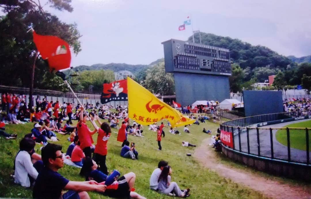 和田益典さんのインスタグラム写真 - (和田益典Instagram)「◆ 札幌円山球場！ . この写真は近鉄時代の1999年 (BW主催ゲーム) . 以前ブログ「丑男の援団〜」にも書いた事あると思うけど、 ここは近鉄時代にはビジターとして適度に開催されてたので90年代は何回も行きましたが、レフトスタンド内に立派な松が生えているのが印象的。(写真左端にも写ってますな) . もっと前に来た時は、その松に横断幕括り付けてた記憶があります。 （しかも北の大地やのに内容が「輝け沖縄の星 真喜志康永」とかだったので、張りながら自分で笑ってた記憶があります） . 客が疎らの芝生席が長閑で宜しいなぁ〜。 これぞ地方球場！ . ある意味伝説のサスペンデッドゲーム (日没コールド) が有ったのはこの写真の日やったかな？ . そう、ここは照明灯が無かったのですよ。 . 今も無いんかな？ 和歌山の紀三井寺は近年照明が設置されましたが。 . . たしかこの時は関西BWの援団(天体)と一緒にスカイマークで向かって、宿も一緒やったなぁ。 変な雑魚寝の民宿！笑 . 試合前にはBW佐竹選手(当時)の親族がライトに差し入れした酒とかをお裾分けして貰った記憶がある。笑 . . そういや学生時分は大阪から電車乗り継いでこの球場行ったこともあるわ。 . しかも北陸ルートで向かって青森で近鉄東京応援団と合流して、そっから青函トンネル潜ったなぁ。 . . . #いにしえのわだます . #過去pic #過去 #過ぎ去りし時を求めて #近鉄 #近鉄バファローズ #バファローズ #大阪近鉄バファローズ #札幌円山 #札幌 #北海道 #球場 #法被 #旗 #大阪私設應援團 #応援団 #トランペット #横断幕 #野球応援 #日没コールド #遠征 #思い出 #red #osakadeepredbulls #nostalgia #memory #buffaloes #1999 #photostagram #戻らない過去 . . そんな照明すら無い (今は知らんが) 地方の球場は現存していて、関西パの主戦場であった藤井寺や大阪、日生、そして西宮までもが今は存在しないのはなんとも感慨深い。(てか切ない) .」5月3日 10時10分 - masunori_wada