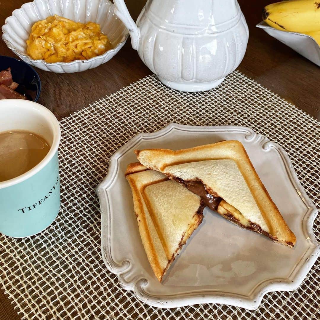 畑野ひろ子のインスタグラム：「今朝は、楽しみにしていたホットサンドで🥪🥪🥪 みなさんのオススメコメント沢山ありがとうございました🙇‍♀️ 参考に、作ってみました！どれも美味しそうでこれから当分、パンが楽しめそうです😆🙏 今日は、我が家にある食材で作り始め、スクランブルとベーコンとチーズのサンドと、ヌテラとバナナのサンドを。 納豆サンドは、次回絶対✊」