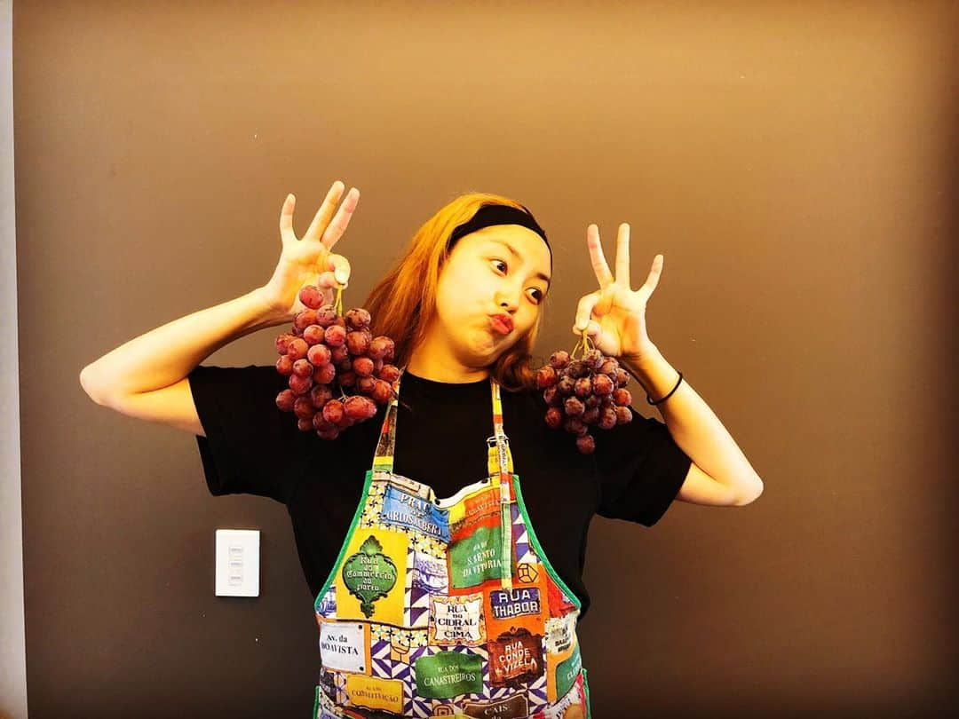 尾島知佳さんのインスタグラム写真 - (尾島知佳Instagram)「ぶどうと私🍇👩🏻‍🦰🍇 こちらのキュートなぶどうは2房で$5。日本円にしたら300円ちょっとだよ〜やっすい〜(^^) たまには写真とか撮ってみちゃったよーん📷 明日から仕事だよーん。 起きれる気がしないよーん笑 昨日の夕方5時から寝てないよーん…ねむいよー😱ねちゃダメだよーってことで夕方までは頑張って起きるよー笑 みんな、今日も良い一日を。」5月3日 10時06分 - chika.ojima