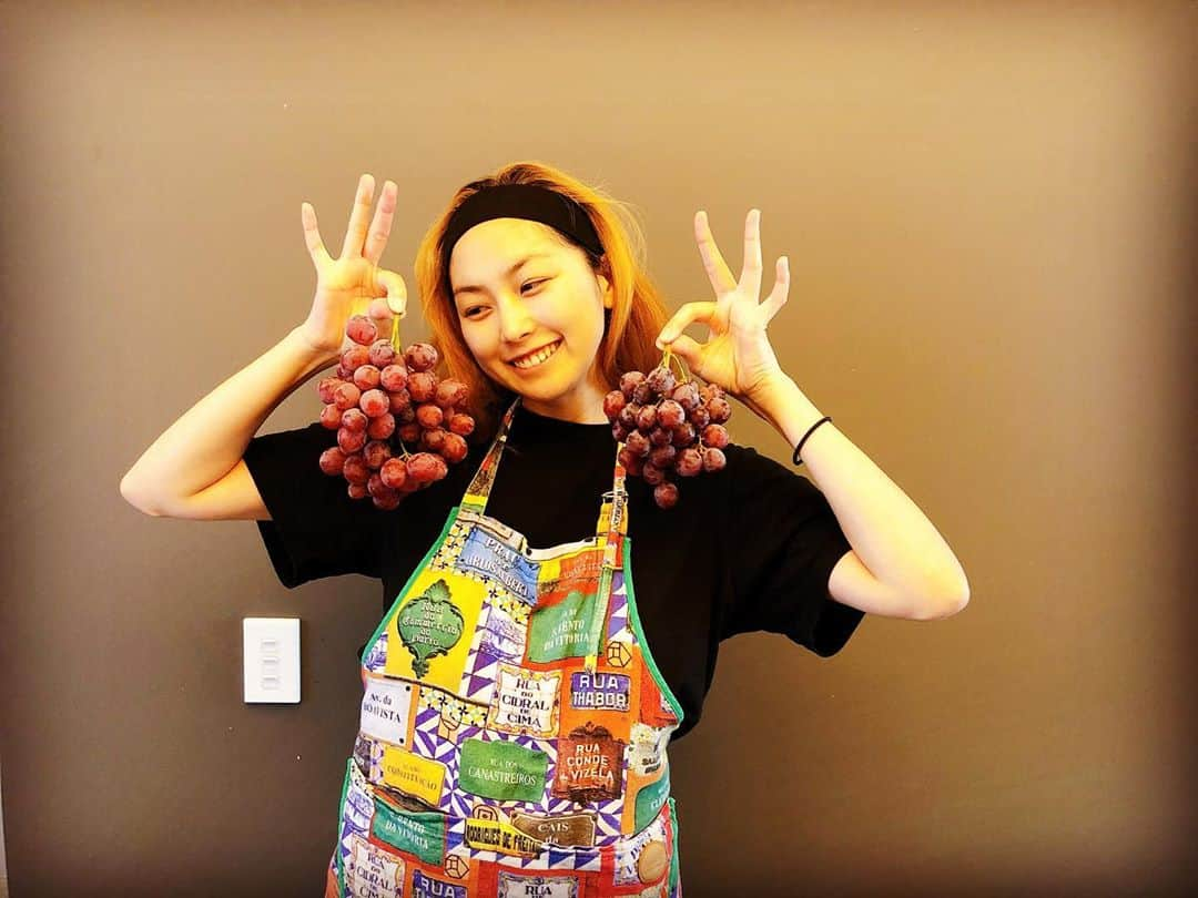 尾島知佳さんのインスタグラム写真 - (尾島知佳Instagram)「ぶどうと私🍇👩🏻‍🦰🍇 こちらのキュートなぶどうは2房で$5。日本円にしたら300円ちょっとだよ〜やっすい〜(^^) たまには写真とか撮ってみちゃったよーん📷 明日から仕事だよーん。 起きれる気がしないよーん笑 昨日の夕方5時から寝てないよーん…ねむいよー😱ねちゃダメだよーってことで夕方までは頑張って起きるよー笑 みんな、今日も良い一日を。」5月3日 10時06分 - chika.ojima