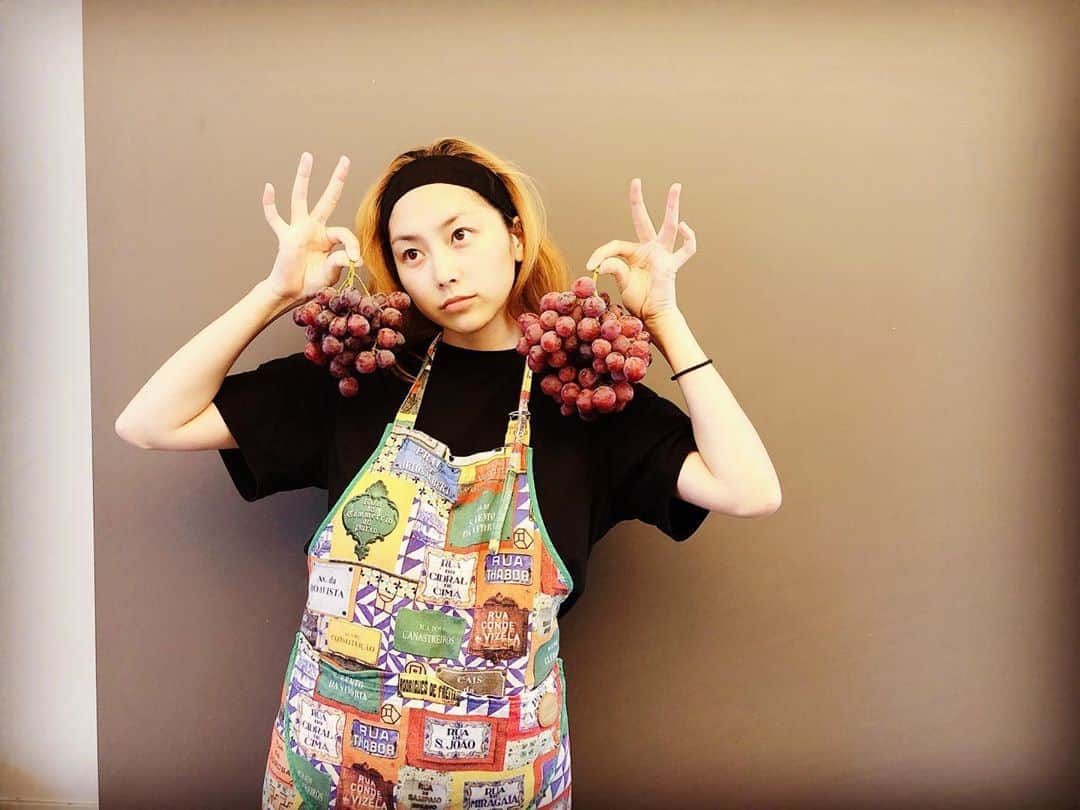 尾島知佳のインスタグラム：「ぶどうと私🍇👩🏻‍🦰🍇 こちらのキュートなぶどうは2房で$5。日本円にしたら300円ちょっとだよ〜やっすい〜(^^) たまには写真とか撮ってみちゃったよーん📷 明日から仕事だよーん。 起きれる気がしないよーん笑 昨日の夕方5時から寝てないよーん…ねむいよー😱ねちゃダメだよーってことで夕方までは頑張って起きるよー笑 みんな、今日も良い一日を。」