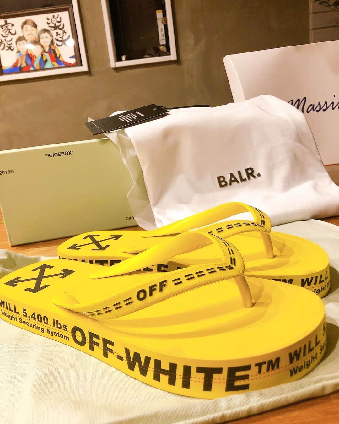 大西宏明のインスタグラム：「皆様‼️ 40歳のオッさんへのプレゼント👟👕🍫🍬 有難う御座います🤩🤩🤩 大事に活用します‼️ 一瞬で食べました🤗  #誕生日プレゼント  #40歳 #オッさん達からオッさんへの誕プレ #感謝 #offwhite  #ビーサン #balr #Tシャツ #ガトーフェスタハラダ  #チョコレート #吉乃屋 #どら焼き #堺シュライクス #スタッフ #伊藤ちゃん からの #69円のラムネ 😂 #ドウェインジョンソン  #土砂崩れ顔 #ゆたぽん #サンダーバード #皆様有難う #smile #ほなっ！！」