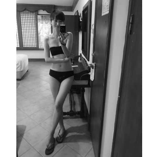 前田ゆかのインスタグラム：「やっと見つけだしました。 水着の写真！！ いろんなリレーが回ってきますが、 今時間がある中こういうのもいいな？と楽しんでみてます✨  今を面白がるのもいい時間。 次には回しませんが水着写真がある方がおられましたらぜひ👋🏻 ○ #ちなみに2年前 #日焼けが苦手で水着写真はこれ1枚 #真っ赤にヤケドするから #水着 #写真の整理になったよ」
