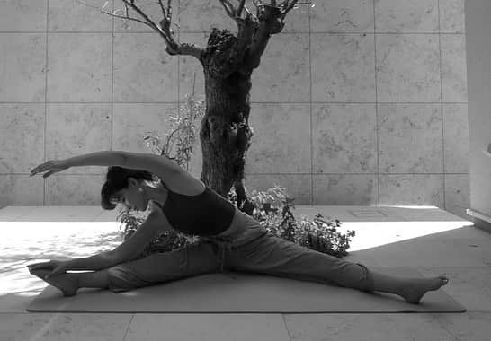 JUNNAのインスタグラム：「(動画バグってしまった🙏再アップ🧘‍♀️) 今日も良いお天気だね〜☀️ 私も @etretokyo の #homeinetre に参加💪 ・ ・ みんなの #homeinetre お家でのETRÉを覗けて嬉しい☺️私もお家での @etretokyo をシェアします✨  朝からフリースタイルストレッチ。 日差しに夏の様なジリジリとした力強さを感じる。 着ているのは5月14日発売の水着シリーズ第2弾の水着TOP。 第二弾も可愛いのです🤸‍♂️✨ @avedajapan のチャクラシリーズ大好きで ストレッチやリラックスタイムのお供に... 心地良い @athletiabeauty の日焼け止めも忘れずに...☀️ サッパリ爽快なミストも一緒に...🧘‍♀️🤸‍♂️🌿 ・ ・ #junna🏠 #only #athletiabeauty #athletia #aveda #etretokyo」