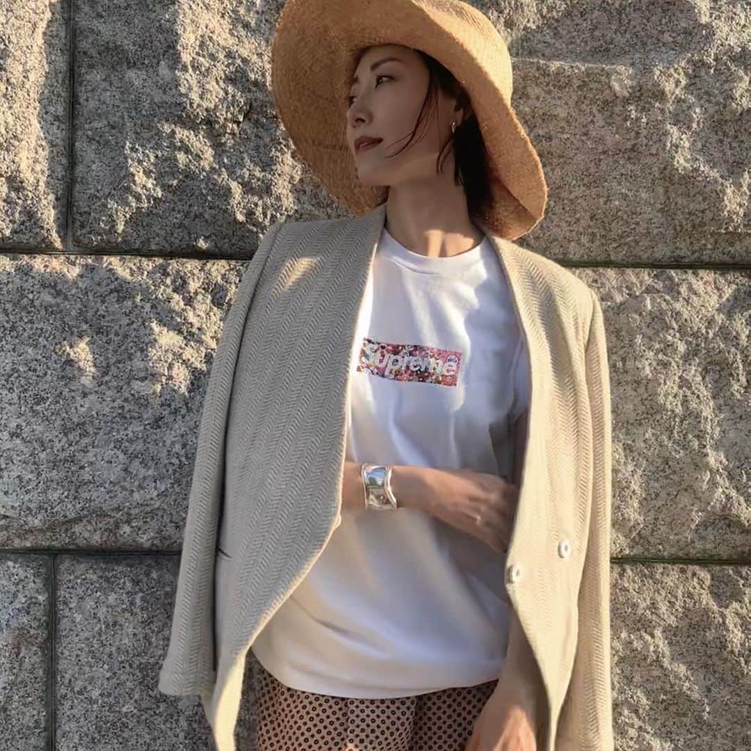 大塚良子のインスタグラム：「. 収益の全てがCOVID-19 チャリティー @helpusa に納められる @supremenewyork ✖️ @takashipom  ボックスロゴTシャツを着てお散歩。 #nyc #covid19 #helpus #charity #stayhealthy #staystrong #newyork」