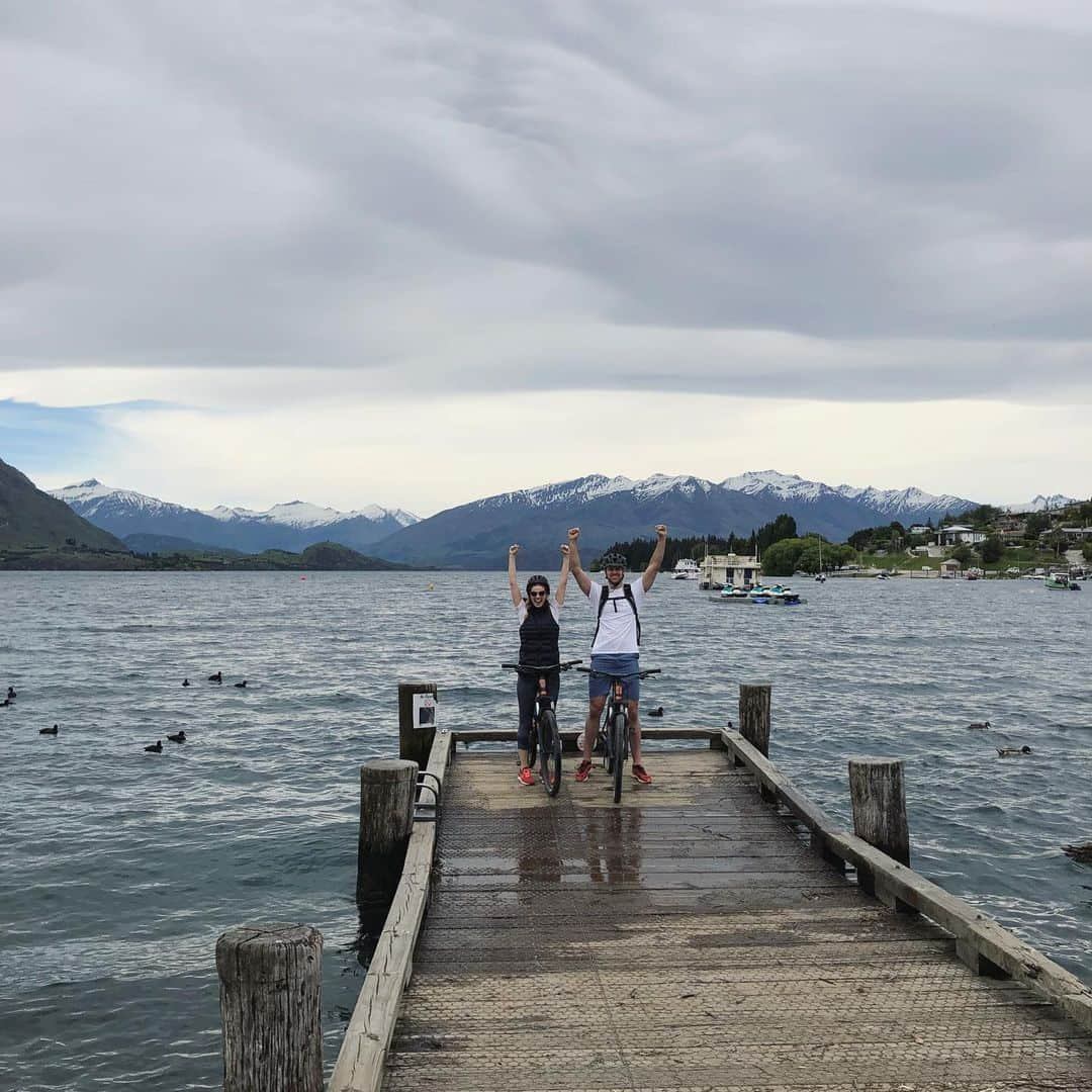 リック・バンデンハークさんのインスタグラム写真 - (リック・バンデンハークInstagram)「A Great way to travel and discover New Zealand 🇳🇿 is by bicycle! @anneloes_vdhurk pumped up after dominating the hills! 🙏🏻👊🏻🚀 #travel #discover #newzealand #bicyclelife #memories」5月3日 10時30分 - rick_vdhurk