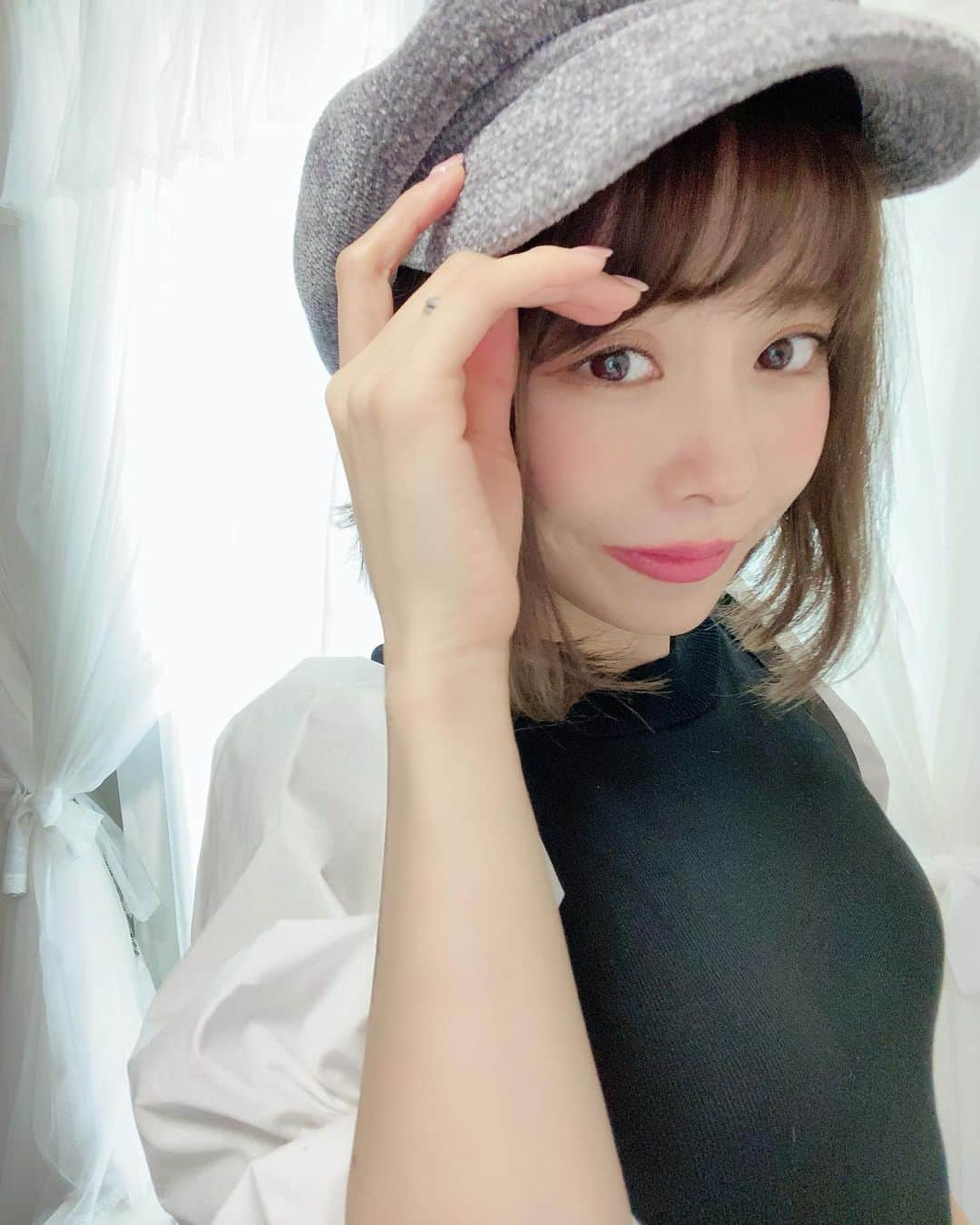 まんまるとまとさんのインスタグラム写真 - (まんまるとまとInstagram)「おはよう♡ GOOD moaning☀️ ・ 珍しく👒！ ゴールデンウィークだね！ お家綺麗にしよう🏠 ・ #ootd #👒 #モノトーンコーデ  #ゴールデンウィーク #gw #おうち時間  #ぴんく#メイク #ショートヘア  #アッシュベージュ #アッシュグレー #サロンモデル  #イチナナライバー #イチナナ #17 #リュック女子 #リュック #sweet #スウィート #スウィート付録 #インスタグラビア #せるふぃー #selfie」5月3日 10時45分 - manmaru_tomato