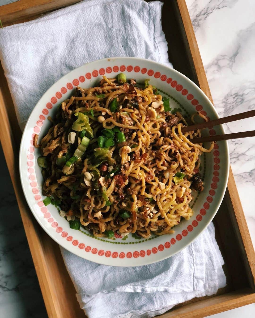 Antonietteのインスタグラム：「Was wanting dan dan noodles but didn’t have Sichuan chili oil or sesame paste, so ended up making those first. Was well worth it! Only had romaine lettuce which I ended up sautéing into the dish and used fresh ramen noodles. The heat of the Sichuan peppercorn chili oil and nuttiness of the sesame paste turned this dan dan noodle dish to something dan-g dan-g good! 😋 Recipe from @thewoksoflife. #quarantinecuisine」