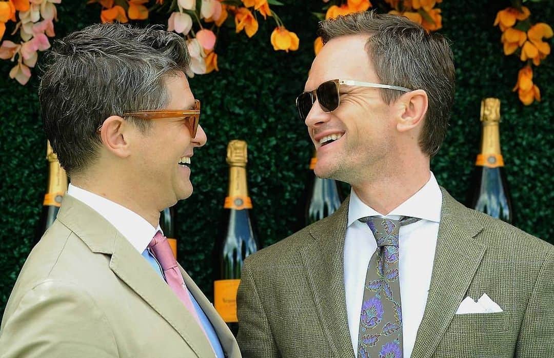 ニール・パトリック・ハリスのインスタグラム：「Repost of one of my many favorite pics of David & Neil. 🥰 #neilpatrickharris #davidburtka #nph #tagsforlikes #actors #lovethem #handsome #chef #repost #couple #husbands @nph @dbelicious ❤」