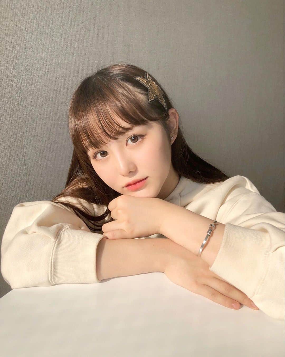 伊藤小春のインスタグラム：「・﻿ 前髪の幅を広く、少し重くしました🌟﻿ セルフカットです〜﻿ ﻿ ﻿ 左手に注目してください﻿ ……ムチムチだって事じゃないよ、そんなの分かってるさ🤦‍♀️﻿ ﻿ 指の曲げ方が変なんです！再現不可能なんですよ！﻿ さっき写真を見たとき「この手おかしいな〜」ってやろうとしたら指つりそうになっちゃった！笑﻿ ﻿ ﻿ #前髪　#前髪カット　#セルフカット﻿ ﻿」