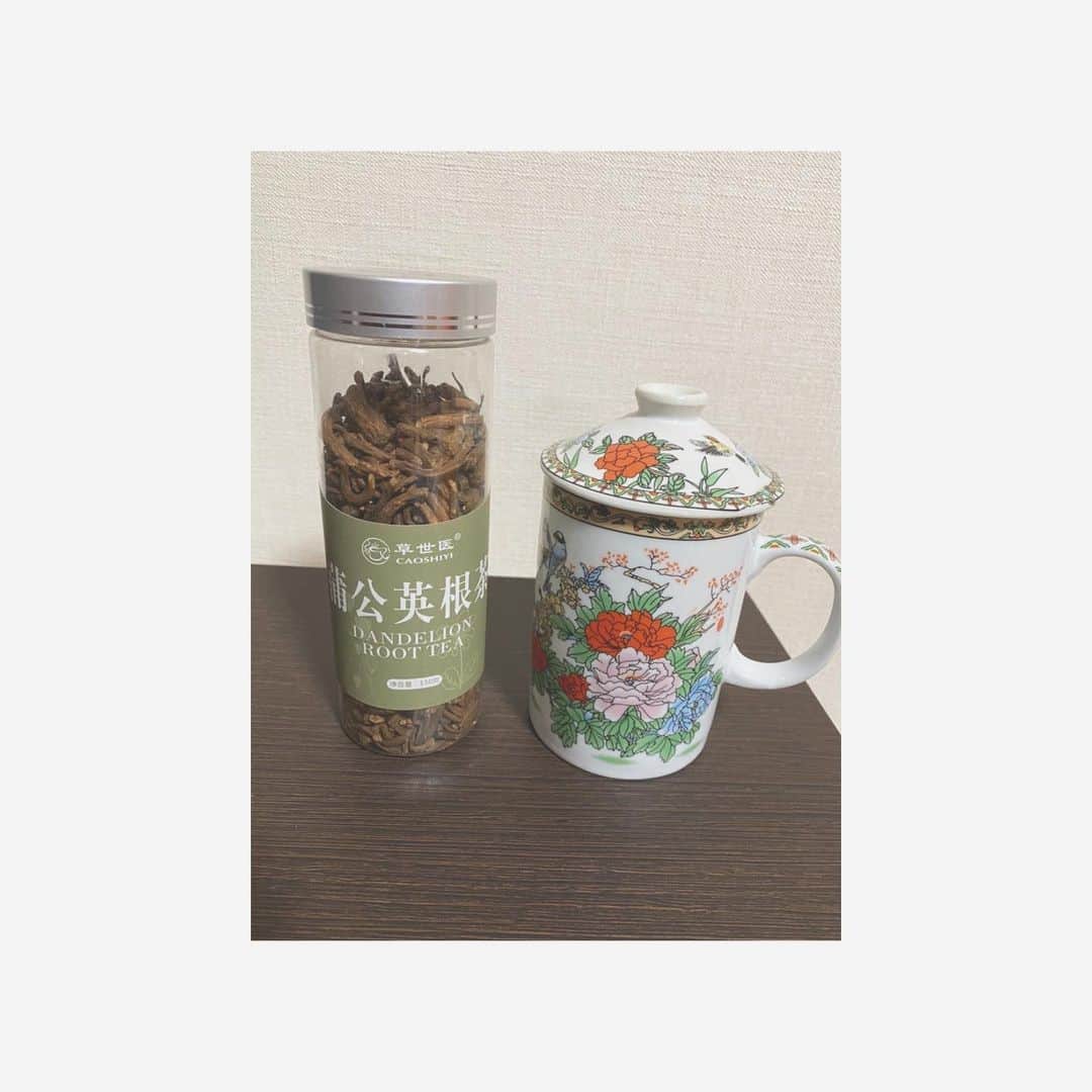 大山百合香さんのインスタグラム写真 - (大山百合香Instagram)「早速、母から届いた荷物に入っていた島直送の材料で #やちむち　再チャレンジ‼︎ いつも帰ったら作ってくれるおばちゃんのレシピが入っていたのでその通りに作ったら、ビンゴ❗️ この間よりも美味しくできた❣️ .  #みつ薬局　さんで作ったレモン塩とゆず酢をかけたサラダと . 沖縄の珊で買ったお気に入り台湾ティーカップでたんぽぽ茶🏵を飲みながら  いただきました😋  体が喜んでる☘  #やちむち #沖永良部島 #郷土菓子 #おうち時間」5月3日 11時11分 - ohyamayurika