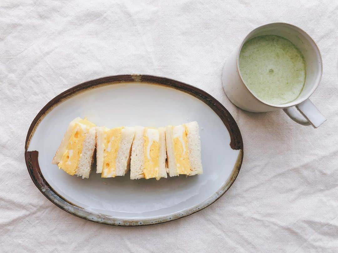 佐藤栞里さんのインスタグラム写真 - (佐藤栞里Instagram)「. 朝ごはん🥚 お出汁たっぷりのたまごサンドが大好きで よく喫茶店で食べていたのですが 本日はお家でじゅーっと🥚🥚 たまごにお出汁と薄口醤油をすこーし、 パンにマヨネーズとからしを塗って🥚🥚🥚 おお、、思ったより美味しくて ひとり感動の朝でした。笑 毎朝がぶがぶ飲んでいる青汁と🥛」5月3日 11時11分 - satoshiori727