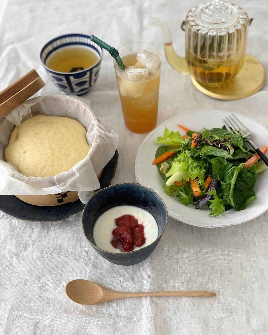 のインスタグラム：「・ ・ 蒸しパンモーニング  友人たちが蒸しパン作っていたから わたしも初めて作ってみたけど 目が飛び出るほどおいしかった😳  今朝はまりちゃん　@marikohojo からいただいた物だらけの朝食 セルクル＆ハトというところの米粉むしパンミックスと豆乳と油だけ 見た目はアレですけどむちゃ簡単で美味しかった！  いちごジャムとレモネードシロップも劇的に美味しくて　@hjgallery から発売されるのが楽しみ ・ ・ #life #おうちごはん #あさごはん #stayhomestaysafe ・ ・ 【追記】レシピはセルクル&ハトの米粉むしパンミックス1袋115g、豆乳85cc、油12g  ①蒸し器を沸かす、ボウルに豆乳と油を乳化させ 米粉を入れて手早く混ぜる ②蒸し器で12分から15分強(竹串に付かなくなったら出来上がり) #yukoずキッチン」