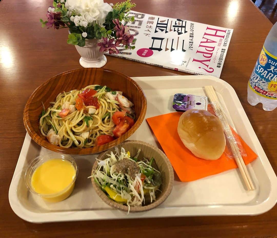 ガリガリガリクソンのインスタグラム：「本日の幸福の科学　大阪正心館のランチメニューは ・冷製海鮮パスタ ・サラダ ・パン ・マンゴープリン  で500円目安です。  とびこ、いくら、貝柱、タコ、海老と具沢山😲  本当に美味しいのでランチメニューのレシピ公開して欲しい📝  今日は限定150食でした。  御挨拶も出来た🙇‍♂️💦 #しあわせごはん」