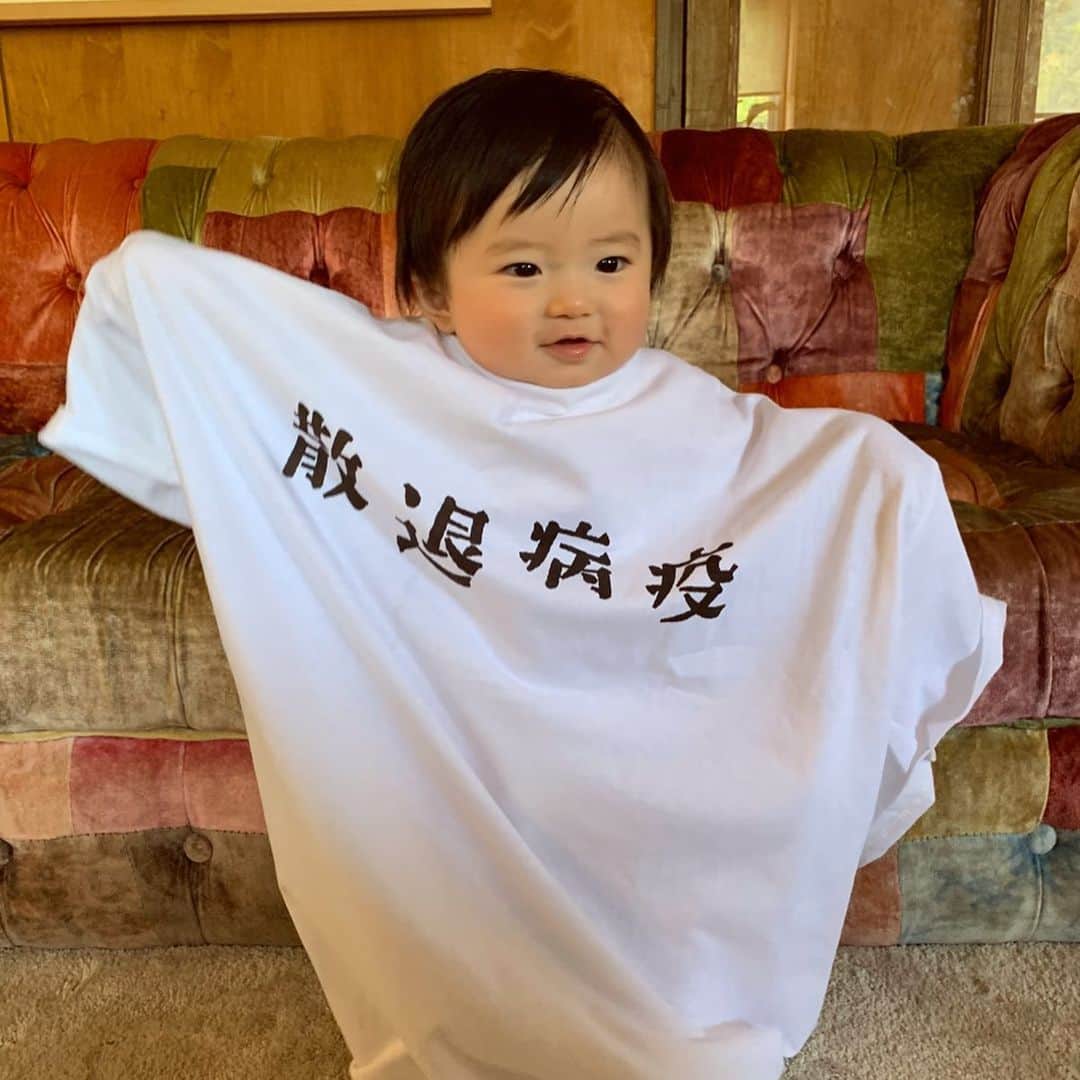 菊井亜希のインスタグラム：「た〜いさん!!!👿 コロナに打ち勝つでちゅ🍼 #疫病退散 @sasquatchfabrix_official  そしてボク立てちゃいました👻」