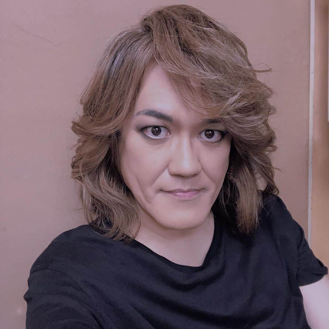 本城聡章のインスタグラム：「コンニチラ日曜日☺️昨夜は引き続き5/24筋少ライブの延期発表となりました。また逢うその日まで健康第一で。今日もそれぞれの #おうち時間 を過ごしましょう☝️§ԾᴗԾ§  #筋肉少女帯 #KingShow #本城聡章 #stayhome #いつかのオイラ （笑）」