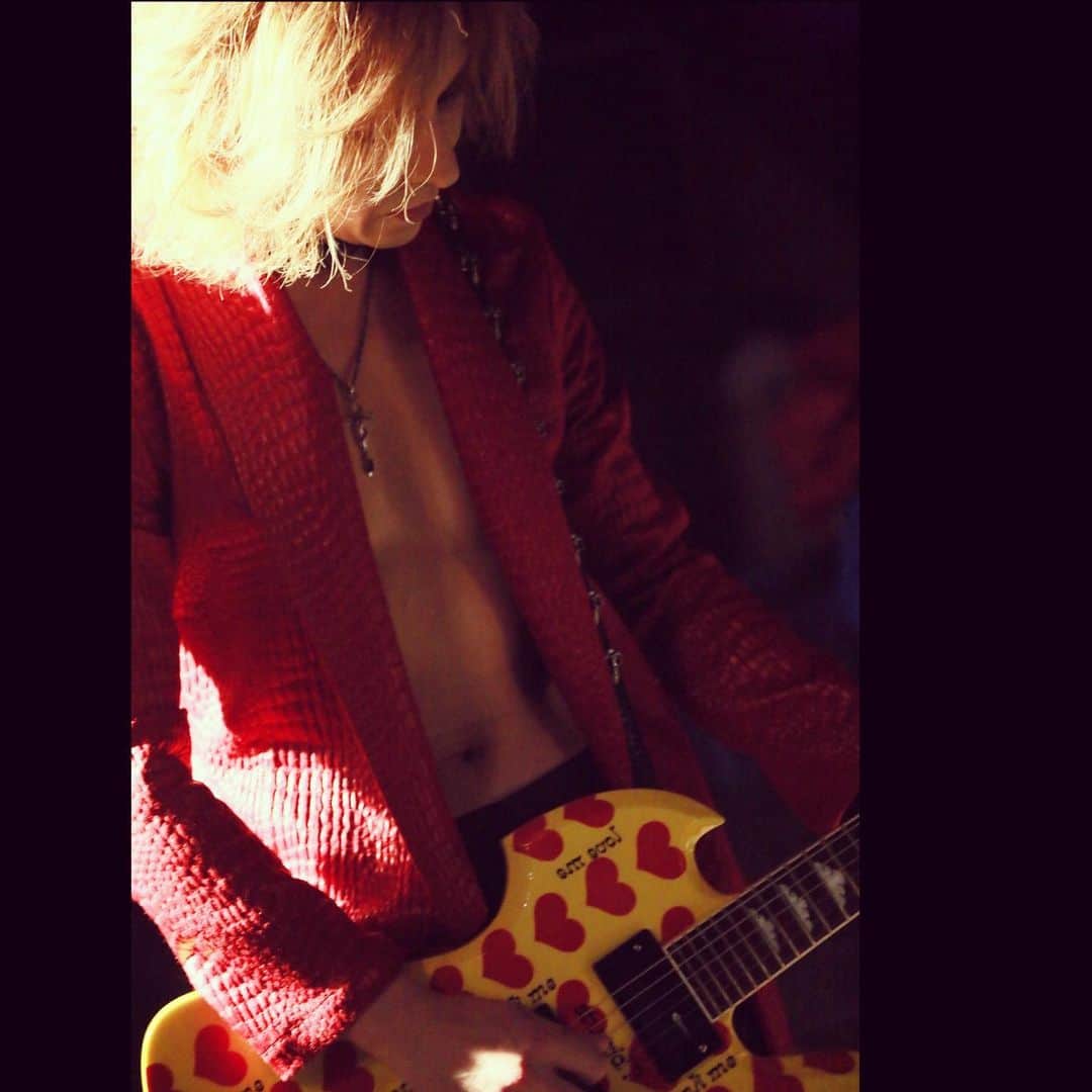 のインスタグラム：「Miss you #HIDE.  22 years and a day since your departure. #RIP 旅立った日から...から22年と１日。 #yoshiki #xjapan」