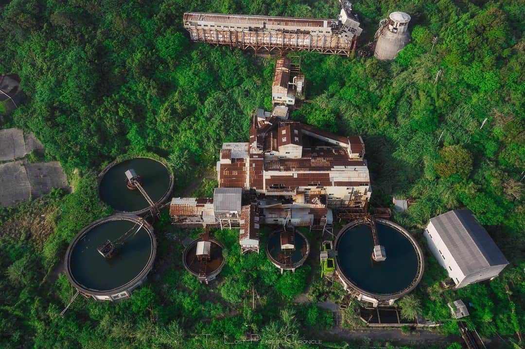 啝 （わ）のインスタグラム：「secret base in green 𓆲 𓆲 𓆲 #droneoftheday #djimavicpro #djiglobal #drone #dronephotography #dronestagram #dji #topdronephotos #fromwhereidrone #wedroneasia #droneosoar #skyhilife  #japan_urbex #JJ_URBEX #jp_gallery #kf_urbandonedmasks #KINGS_ABANDONED #m3xtures #Meistershots #moodygrams #nature_takes_over #natures_reclaim #pr0ject_uno #rsa_preciousjunk #savethedecay」