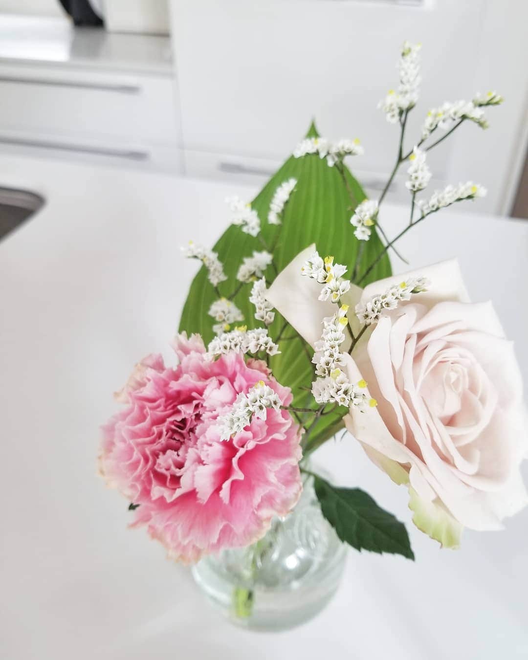 koyukkuma 一条工務店さんのインスタグラム写真 - (koyukkuma 一条工務店Instagram)「• おうちに居る時間が長いと、観葉植物や庭のお花のお手入れにかけられる時間が増えて少しの変化に気付けます😊 • 今日はここの葉っぱが増えたなぁとか、お花のつぼみが膨らんできたなぁとか💓 • お世話大変やけど、成長を見られるのは楽しい！ • そんな時に @bloomeelife さんのお花が届きました🌼 • 庭にお花はあるけど部屋にお花が無いから、白いキッチンにお花を置いたら一気に明るくなりました！！ • 今回届いた、淡いピンクのカーネーションとホワイトの薔薇がとてもかわいい💓 • 写真3枚目のお花の活力剤が付いてくるので、初心者さんでも簡単にお花のある暮らしを楽しめますよ👌 • @bloomeelife さんでは初回のお花のお届けが無料👏👏 • ↓↓↓クーポンコード • ■クーポンコード：kuma ■有効期限：2020年5月31日 • この機会にお花のある暮らしを始めませんか👐 お部屋が明るくなりますよ🎵」5月3日 11時23分 - kumasan_ismart