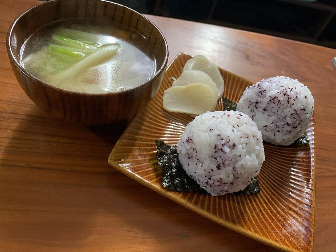 長田成哉のインスタグラム：「昼飯何食おうかなと思ってたら、そういえば @hikaru0228yamamoto から何か「祈るおむすび」のバトン回ってきてたの思い出して、朝からいつも通りメスティンで米炊いて作った。 ちょうど家にゆかりと旨すぎる海苔があったので、紫と言えば俺みたいな所あるし、こんな感じの仕上がりです。笑 @kudo.misaki  @hiroyuki_yasu0624  よろしく。  とにかく、食べれる事に感謝して。 １日も早くみんなで集まって飯が食えるようになりますように。  頂きます。 #祈るおむすびバトン」