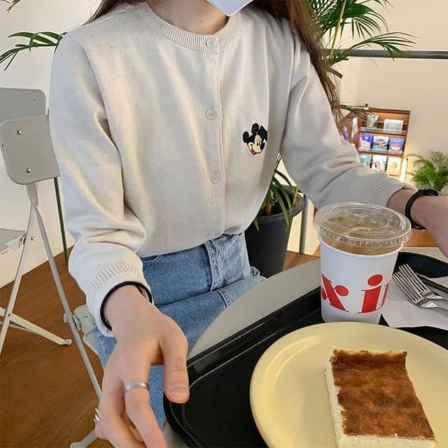 Chuuのインスタグラム：「쉬는날에는 유난히도 라떼랑 케잌이 먹고싶네요!🍰☕️ #chuuseoul」