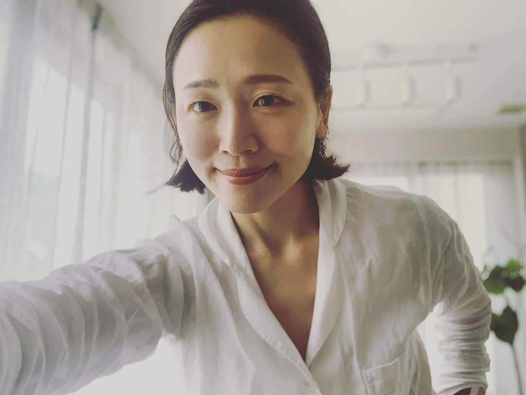のインスタグラム：「・ ・ 今朝のテーマは 『ホテルに泊まり、遅めの朝食をルームサービスした朝』 シャワー浴びた後にリネンのルームウェアに着替えて 朝食を  LIVEの時に着ていたこちらのルームウェアはメッセージで問い合わが多かったので @grandfondblanc のリネンルームウェア 割とタイトめで上質な素材 素肌に身に付けるのが最高に気持ちが良い😌 ・ ・ #life #roomwear #stayhomestaysafe」
