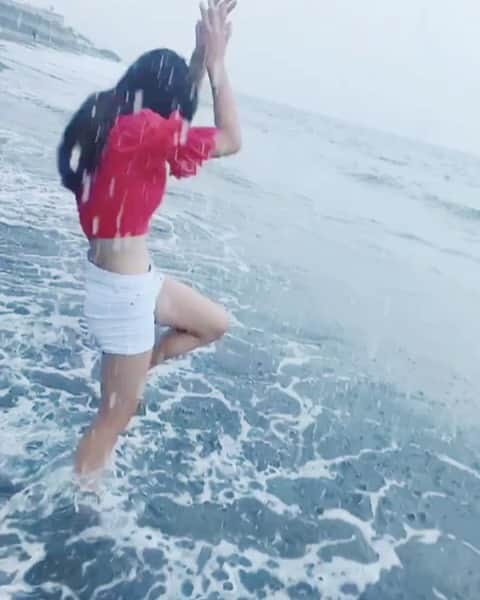 吉田万葉のインスタグラム：「暑いね〜☺ ︎海行きたい〜🏝ってなったけど、今はがまん🌷 去年の動画あげとくね〜🐬 アンバランスなサマー #海 #去年の夏」