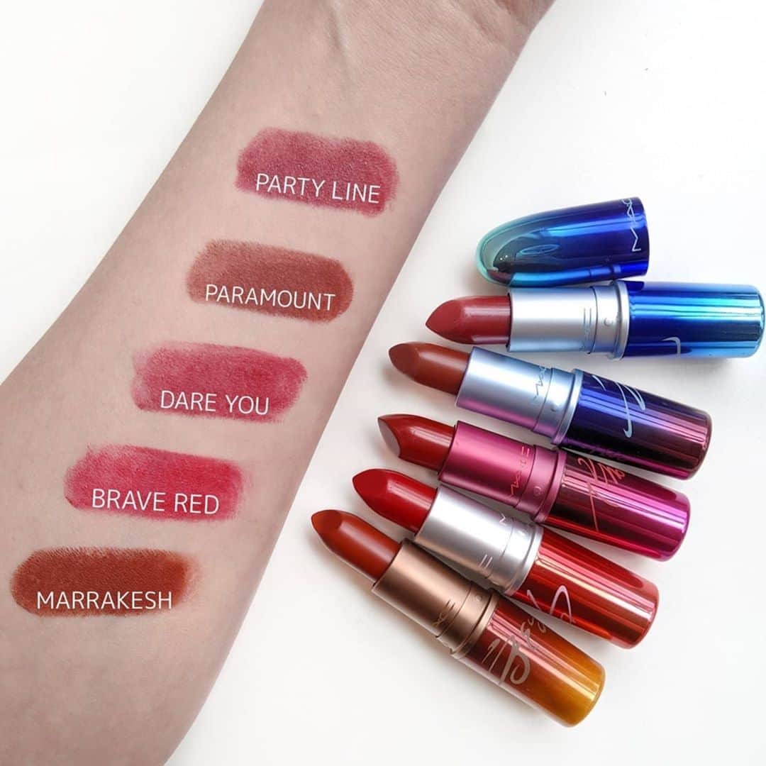 M∙A∙C Cosmetics Japanのインスタグラム：「ㅤ 新作コレクション #MACアーナーオブキングス のリップスティック全5色をご紹介💄✨ クールな限定パッケージはギフトにもぴったり🎁 ㅤ ↓↓掲載製品↓↓(上から) ・リップスティック [パーティ ライン] ・リップスティック [パラマウント] ・リップスティック [デア ユー] ・リップスティック [ブレイブ レッド] ・リップスティック [マラケシュ] ※公式オンラインショップ限定発売 ㅤ ㅤ 【公式オンラインショップ限定特典】 ☑︎5/11(水) 23:59まで 8,250円(税込)以上ご購入でスプレータイプの化粧水、M·A·C プレップ プライム フィックス+ (30mL)をプレゼント *なくなり次第終了 ☑︎5/6(水) 23:59まで 全品送料無料 ☑︎初回ご購入のお客様へ10% OFFクーポンをプレゼント（クーポンコードwelcome） ㅤ Regram from @mac_isetan.shinjuku ㅤ #MACHonorOfKings #honorofkings #MACCosmeticsJapan #王者栄耀 #モバイルゲーム #MACCosmetics #MAC #MACコスメ #マックコスメ #コスメ #メイク #デパコス #コスメ部 #コスメ好き #コスメ好きさんと繋がりたい #コスメマニア #コスメ記録 #春メイク #春コスメ #新作リップ #新作コスメ #ピンクメイク #オレンジメイク #テラコッタメイク #口紅 #MACリップ #リップメイク #リップ好き #スウォッチ」