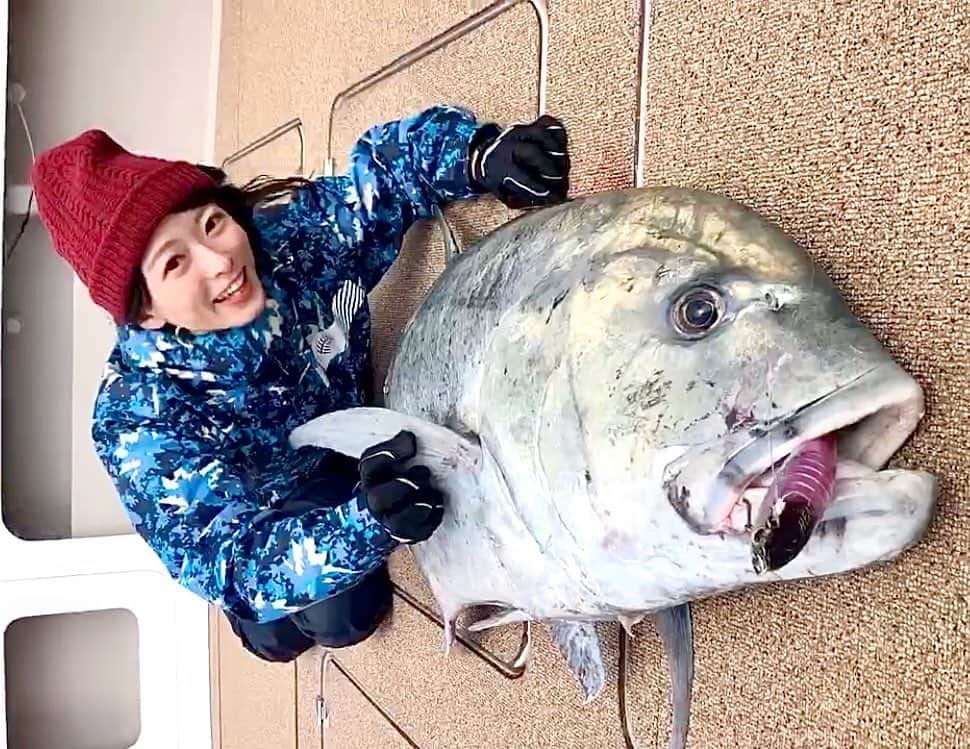 高本采実さんのインスタグラム写真 - (高本采実Instagram)「🐟 早く釣りにいきた〜い꒰ॱଳ͘꒱‼️ ジムにもいきたい‼️💪🏻 . 昨日は自宅筋トレいつもよりハードにしたから 筋肉痛がやんわりきてます☺️💪🏻 . ネットで購入したヨガマットが届いたら 自宅筋トレの動画撮ってみようと思います🌞 . . . . . #GT #gianttrevally  #ロウニンアジ #アジ #シャークアタック #サメ #キャスティング #GTキャスティング #casting #ビッグディッパー #bigdipper #奄美 #奄美大島  #トカラ列島 #ブンブンイメージガール #大物ハンター #大物釣り #釣り #釣果 #釣りフォト #tsurijoy  #釣り好き #釣りガール #アングラー #angler #fishinggirl #钓鱼 #高本采実 #あやみん #ayamistagram」5月3日 12時11分 - ayami__summer