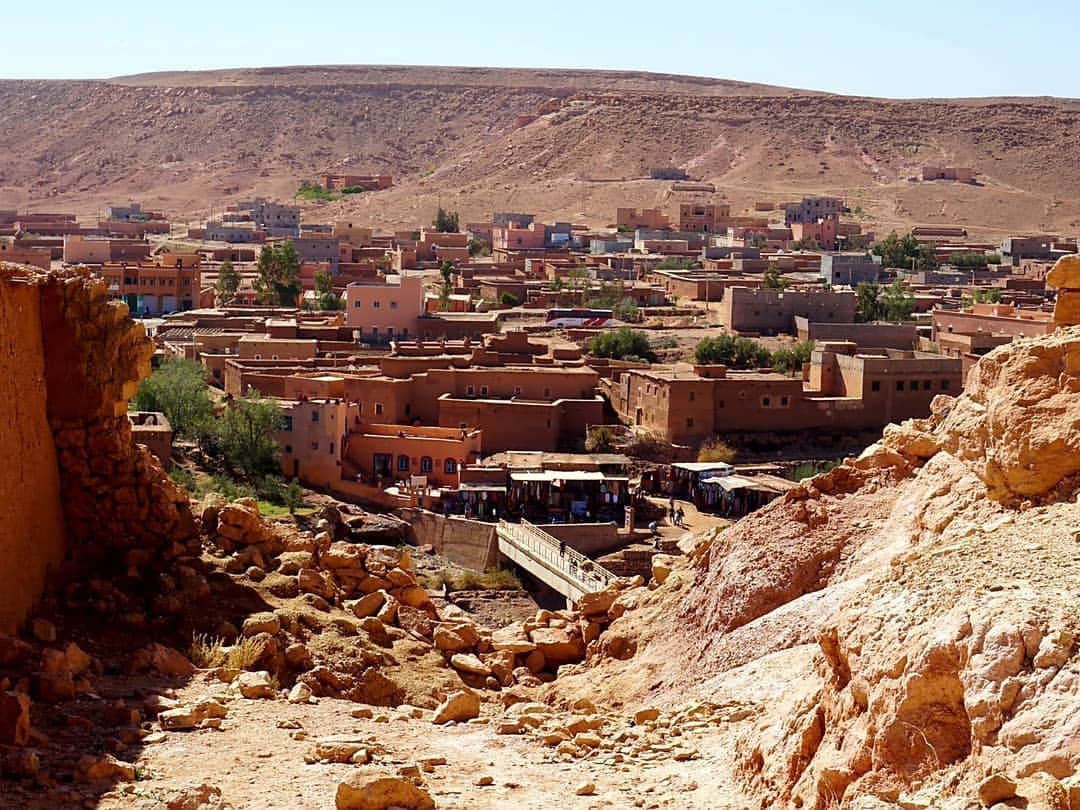 小野木里奈さんのインスタグラム写真 - (小野木里奈Instagram)「_ 今日はお散歩がてら大好きなお店のテイクアウト買ってきたよ🤗 . これからお昼ごはん楽しみ✨☺️ . . 写真は全然関係ありません！笑 . . #モロッコ #ワルザザード  #絶景 #モロッコ旅行 #メディナ #海外旅行大好き #モロッコ旅  #アイットベンハドゥ #旧市街 #旅行好きな人と繋がりたい #女子旅 #タビジョ #北アフリカ #アフリカ旅行 #旧市街 #メディナ #タビスタグラム #旅したくなるフォト #コロナで気が滅入るからみんなの写真で旅行しようぜ #旅ガール #たびすたぐらむ #genic_travel #travel #travelphotography #morocco #moroccotravel #morocco🇲🇦 #moroccotrip #moroccophotography #kasbahaitbenhaddou #aitbenhaddou」5月3日 12時04分 - rina_onogi