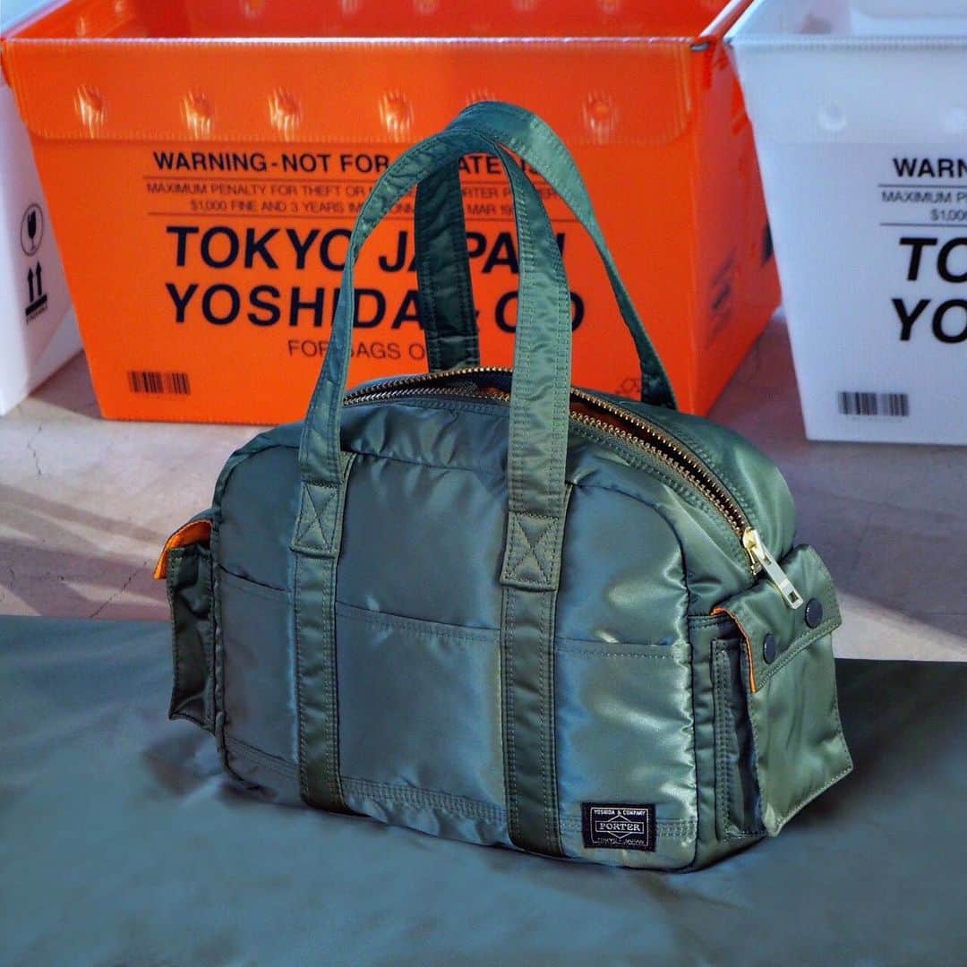 のインスタグラム：「こんにちは。 本日は、PORTER flagship storeにて展開中の「タンカー」よりボストンバッグ（S）をご紹介いたします。ポーターの代名詞であるこのシリーズは、アメリカ空軍のフライトジャケット「MA-1」をモチーフに開発したオリジナル生地を採用しています。ナイロンツイル（表面）+ポリエステル綿（中間層）+ナイロンタフタ（裏面）という3層構造の生地はとても軽く、ボンディング素材の柔らかな感触と裏面の鮮やかなレスキューオレンジが魅力です。  本日ご紹介するボストンバッグ（S）は、ポケットが多数配置された機能的なアイテムです。シンプルなデザインで男性女性問わずお使いいただけます。目前に控えた母の日のギフトにもおすすめです。  こちらの商品は、吉田カバン オフィシャルオンラインストアにてご購入いただくことが可能です。 是非この機会にご覧くださいませ。 ※PORTER OMOTESANDO・MARUNOUCHI・OSAKAは当面の間休業となります。何卒ご理解いただきますよう宜しくお願い申し上げます。  タンカー ボストンバッグ（S） ￥28,000（税別） size:W290/H220/D125mm https://www.yoshidakaban.com/sp/product/104856.html  #yoshidakaban #porter #luggagelabel #吉田カバン #ポーター #porteryoshida #porterflagshipstore #porterstand #porterexchange #px #kurachikabyporter #potr #madeinjapan #japan #instagood #instalike #instabag #omotesando #marunouchi #osaka #tanker #sagegreen #military #bostonbag #mothersday #gift」