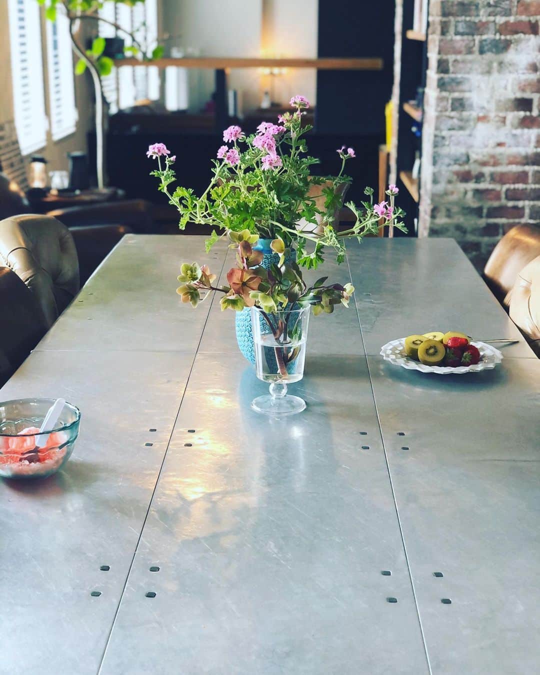 神崎恵さんのインスタグラム写真 - (神崎恵Instagram)「テラスからつんだハーブゼラニウムのお花がたくさん開いてきた🌸🌸🌸 すくすくと空に伸びるように力強く花咲く姿に元気をもらっています。 思いがけないお仕事のお話をいただきました。 たぶん美容界では、初なのでは？と思うお仕事。 最初にそのお話をきいたときにはびっくりしたのだけど、「チャレンジしてみたら？」会社の方のそっと背中を押してくれる一言と、「挑戦してみたい」自分の気持ちと。 新しいことへの緊張感と期待。 数ヶ月先になりそうですが、またご報告させてください😌  今日は15時からインスタライブの予定です🧘‍♀️ ご一緒時間、楽しみにしています🤍 #インスタライブ」5月3日 12時09分 - megumi_kanzaki
